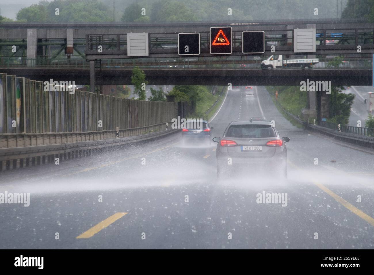 Forti piogge sulla Bundesautobahn A46 a Wuppertal, Renania settentrionale-Vestfalia, Germania © Wojciech Strozyk / Alamy Stock Photo Foto Stock