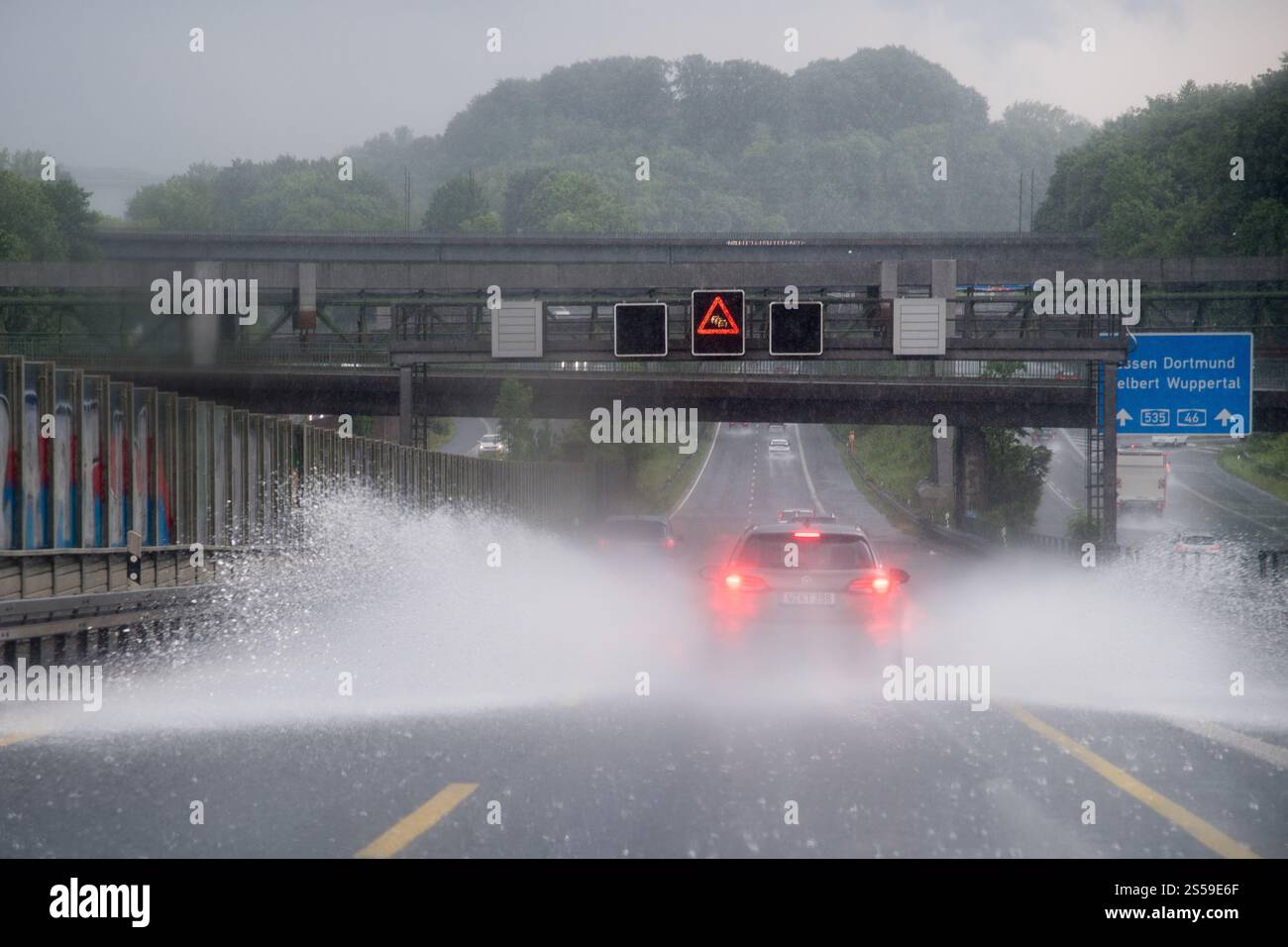 Forti piogge sulla Bundesautobahn A46 a Wuppertal, Renania settentrionale-Vestfalia, Germania © Wojciech Strozyk / Alamy Stock Photo Foto Stock