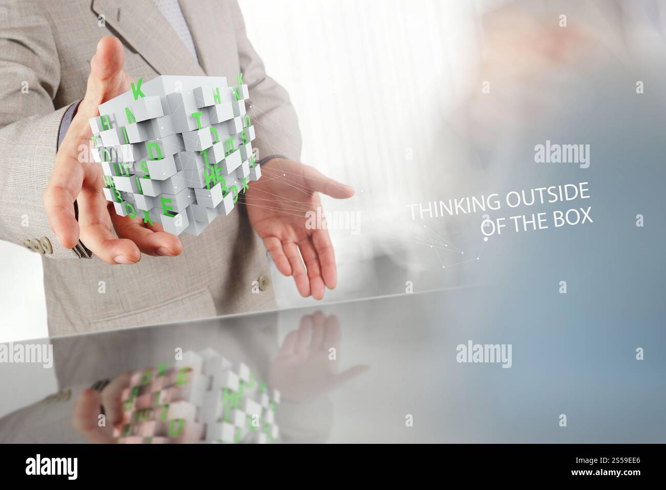 Imprenditore mano mostra la parola il pensiero al di fuori della scatola come concetto Foto Stock