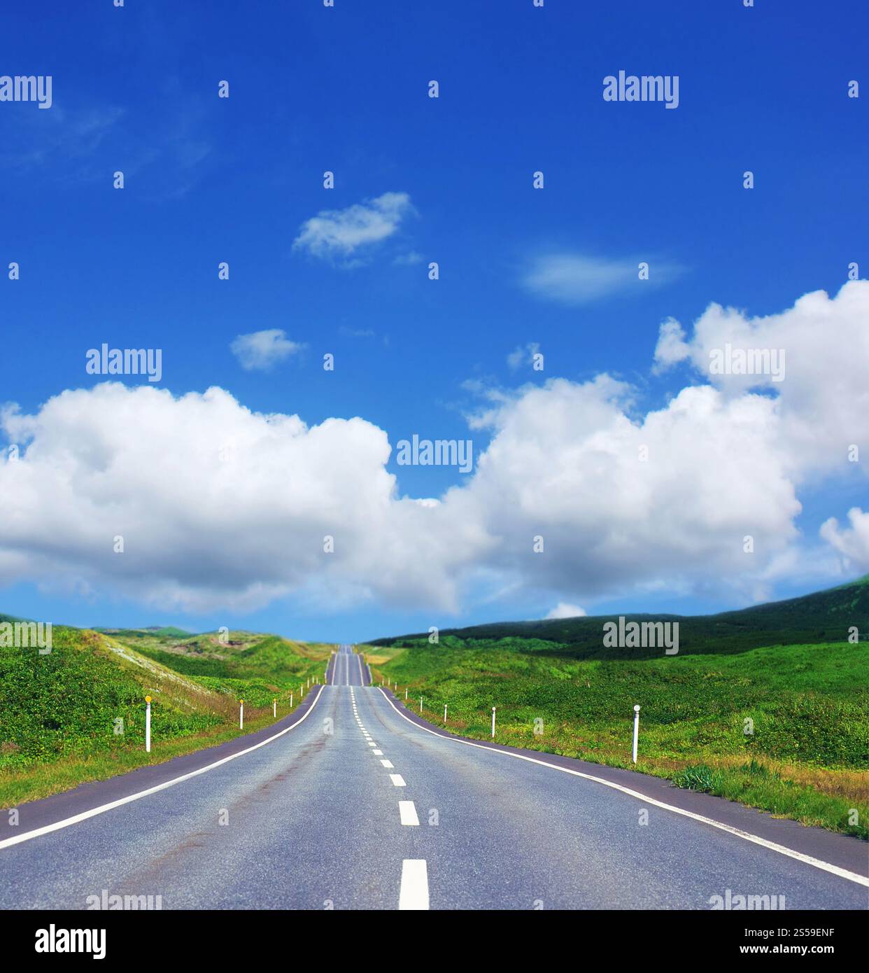 strada libera sul cielo blu. via libera Foto Stock
