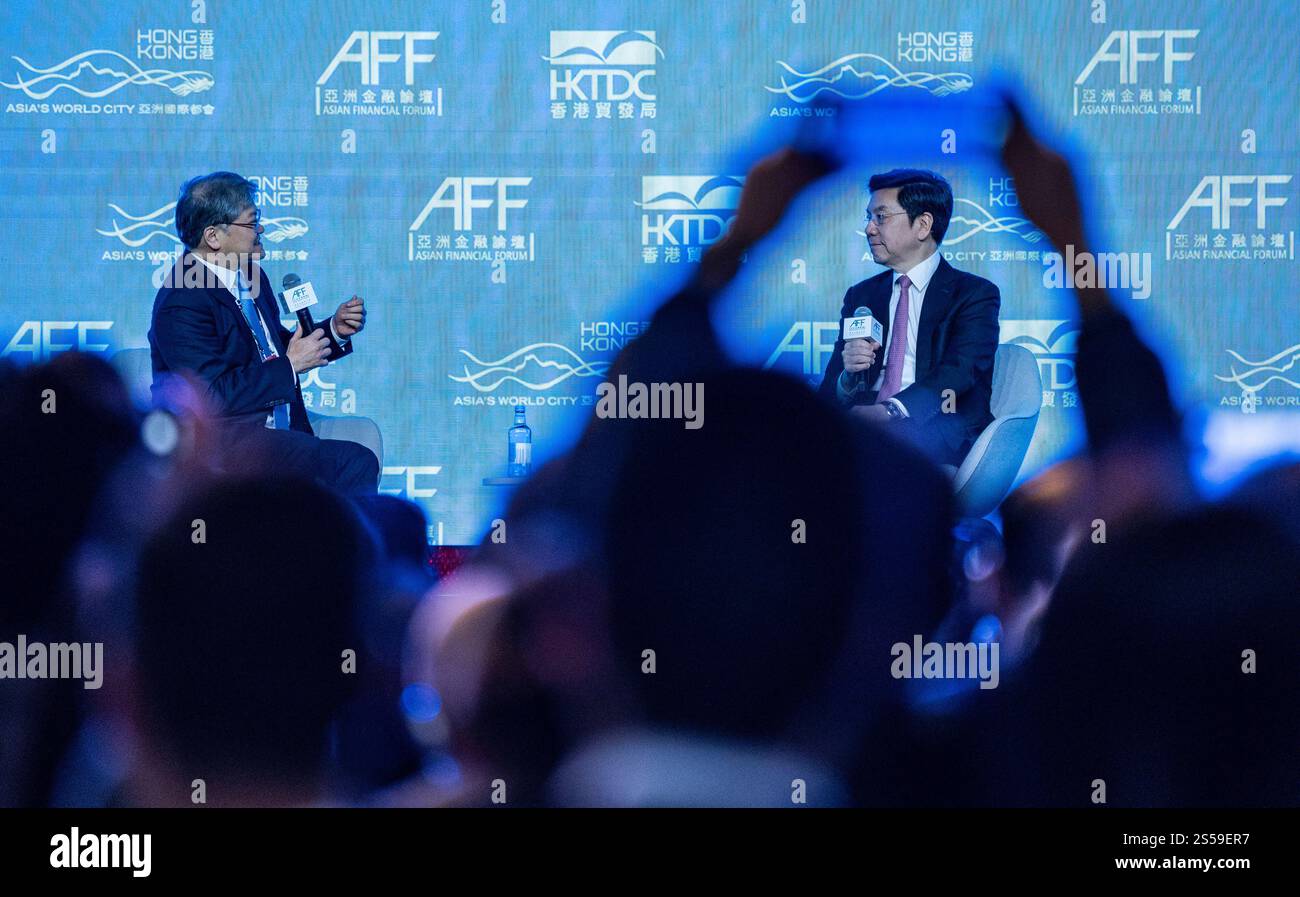 Hong Kong, Cina. 14 gennaio 2025. Kai-fu Lee (R), fondatore della società Unicorn 01.ai, partecipa ad un dialogo durante il 18° Asian Financial Forum (AFF) presso il Convention and Exhibition Centre di Hong Kong il 14 gennaio 2025 a Hong Kong, Cina. Crediti: Hou Yu/China News Service/Alamy Live News Foto Stock