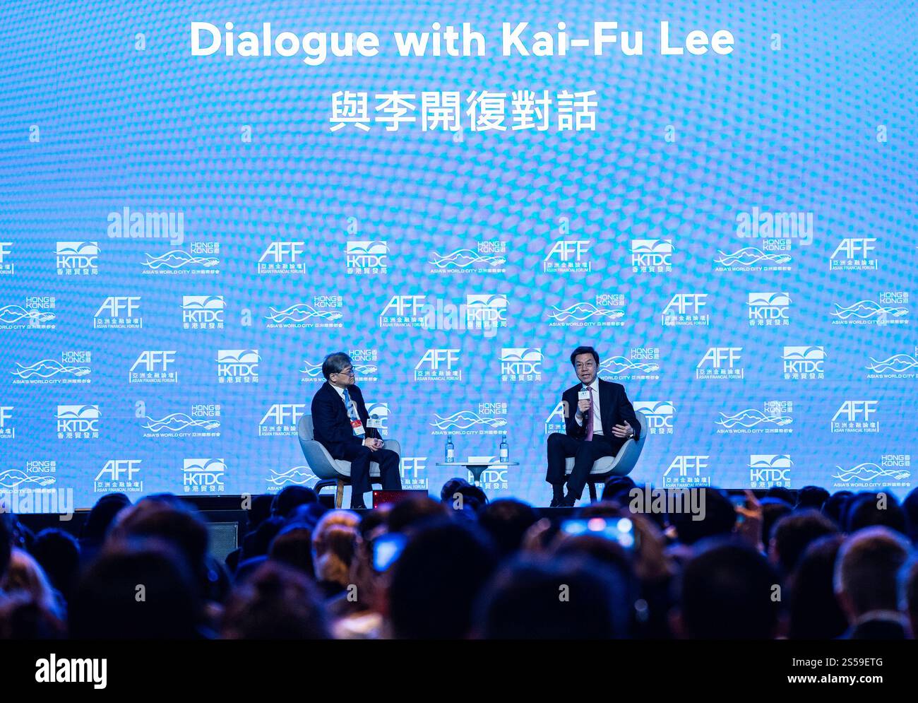 Hong Kong, Cina. 14 gennaio 2025. Kai-fu Lee (R), fondatore della società Unicorn 01.ai, partecipa ad un dialogo durante il 18° Asian Financial Forum (AFF) presso il Convention and Exhibition Centre di Hong Kong il 14 gennaio 2025 a Hong Kong, Cina. Crediti: Hou Yu/China News Service/Alamy Live News Foto Stock