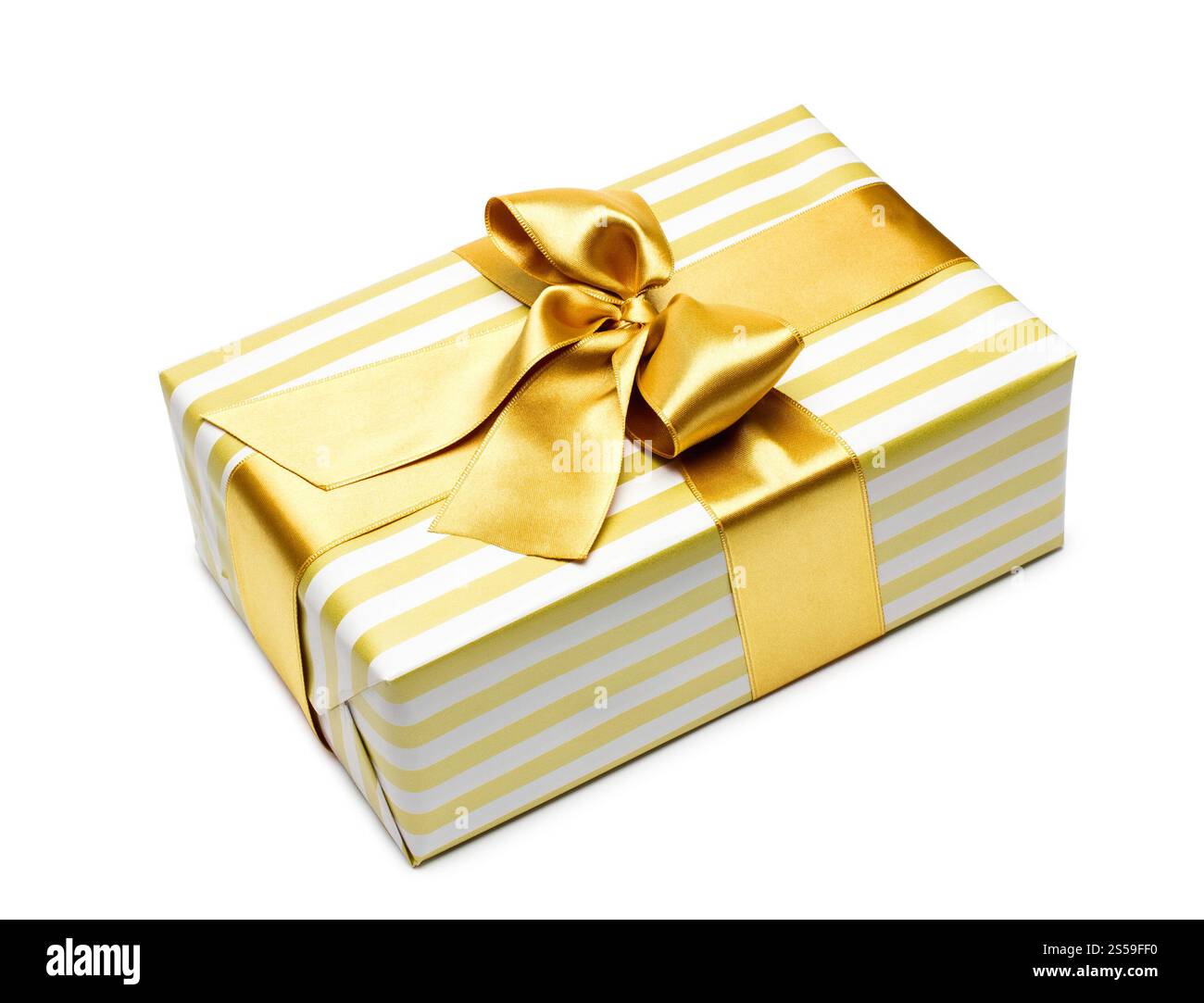 Confezione regalo in due tonalità oro con nastro in raso dorato e fiocco isolato su sfondo bianco. Confezione regalo in due tonalità oro con nastro in raso dorato Foto Stock