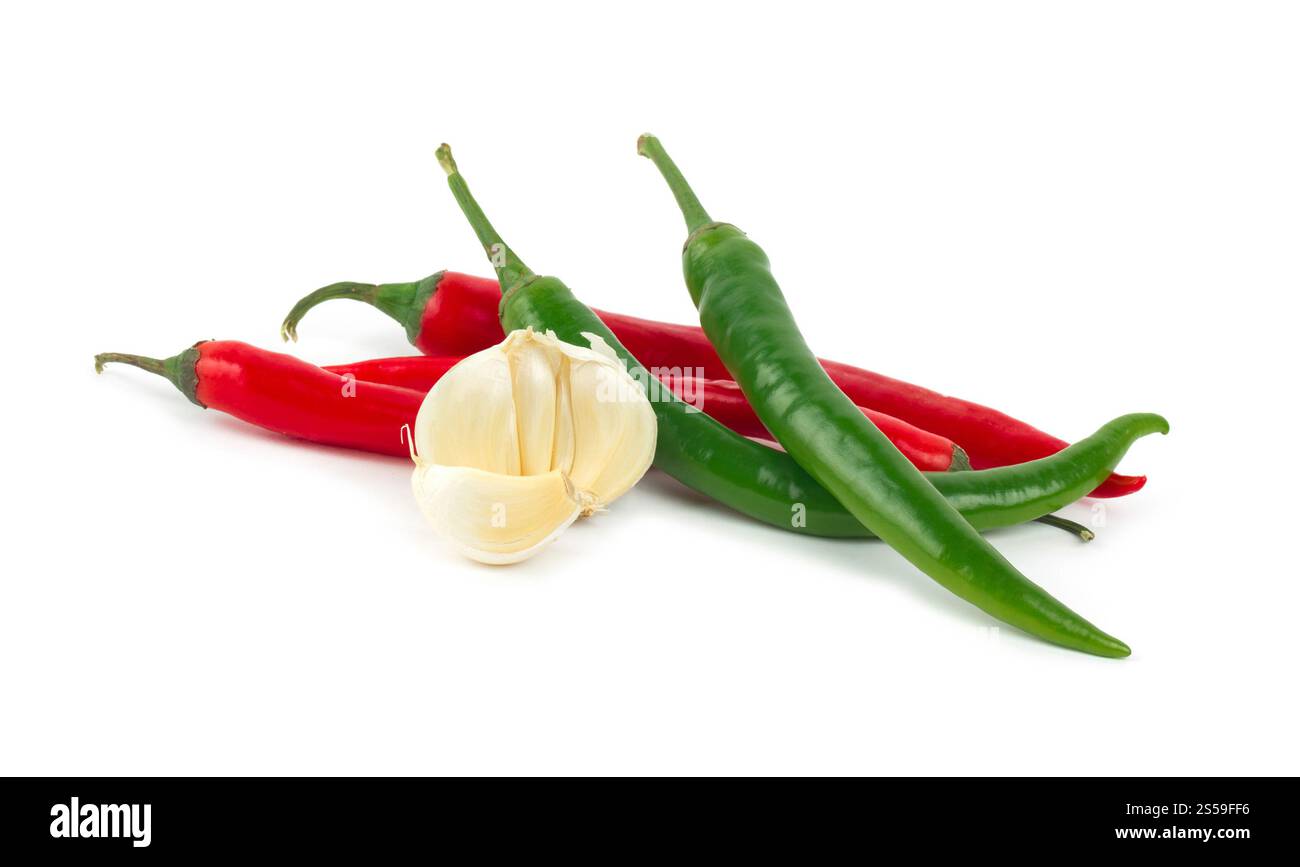 Peperoncino e aglio isolati su sfondo bianco. Peperoncino e aglio isolati Foto Stock