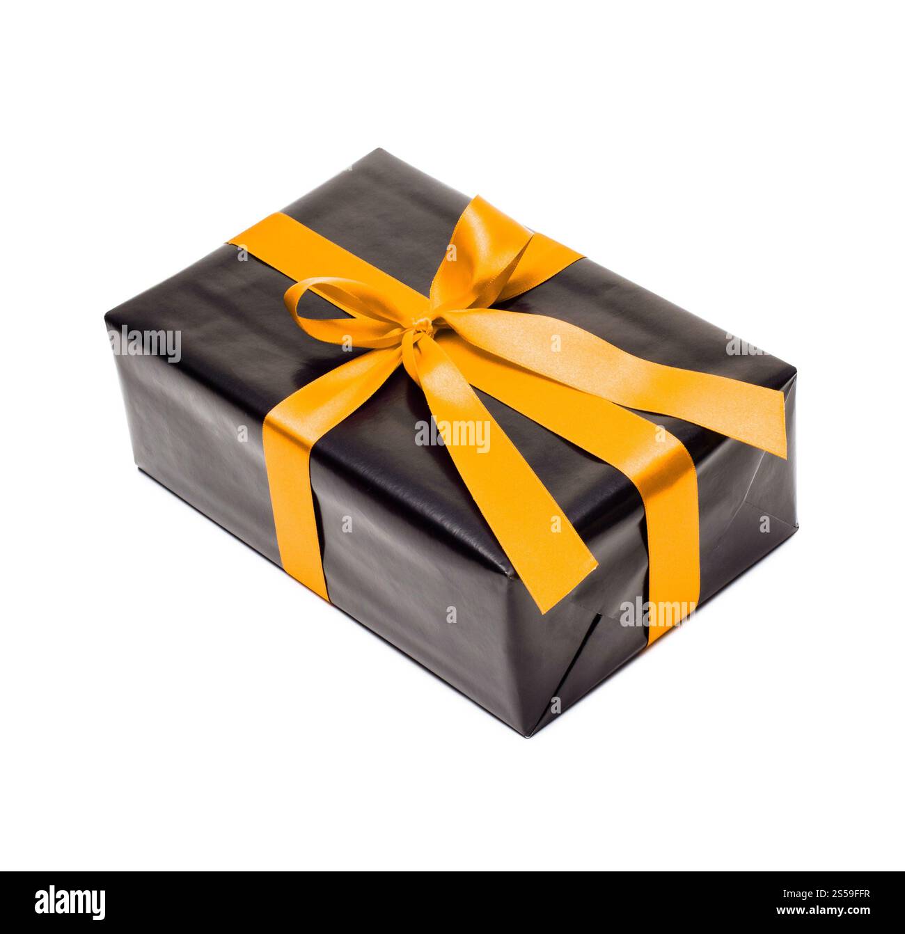 Confezione regalo nera con nastro in raso giallo e fiocco. Confezione regalo nera con nastro in raso giallo Foto Stock