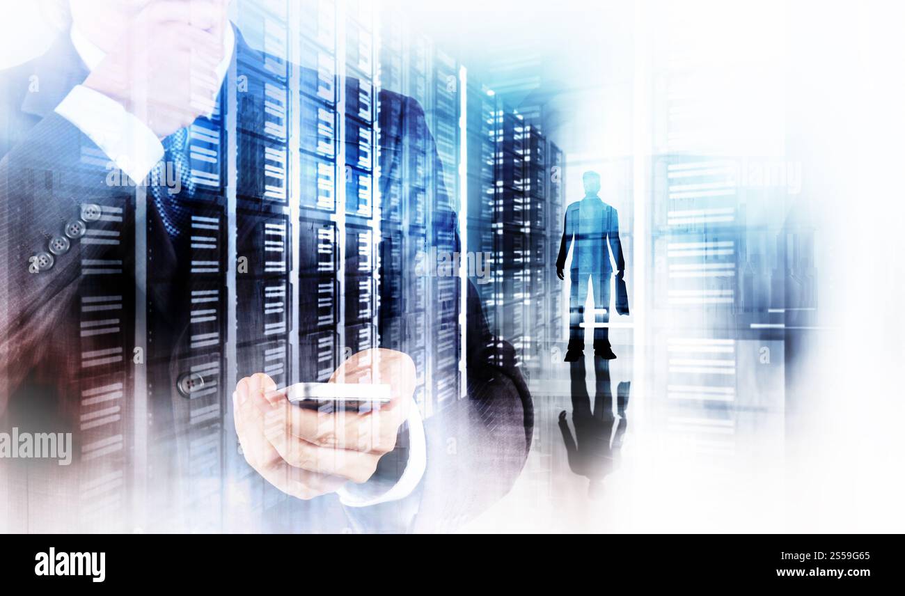 La doppia esposizione di imprenditore mano utilizzare smart phone computer con icona posta elettronica come concetto Foto Stock