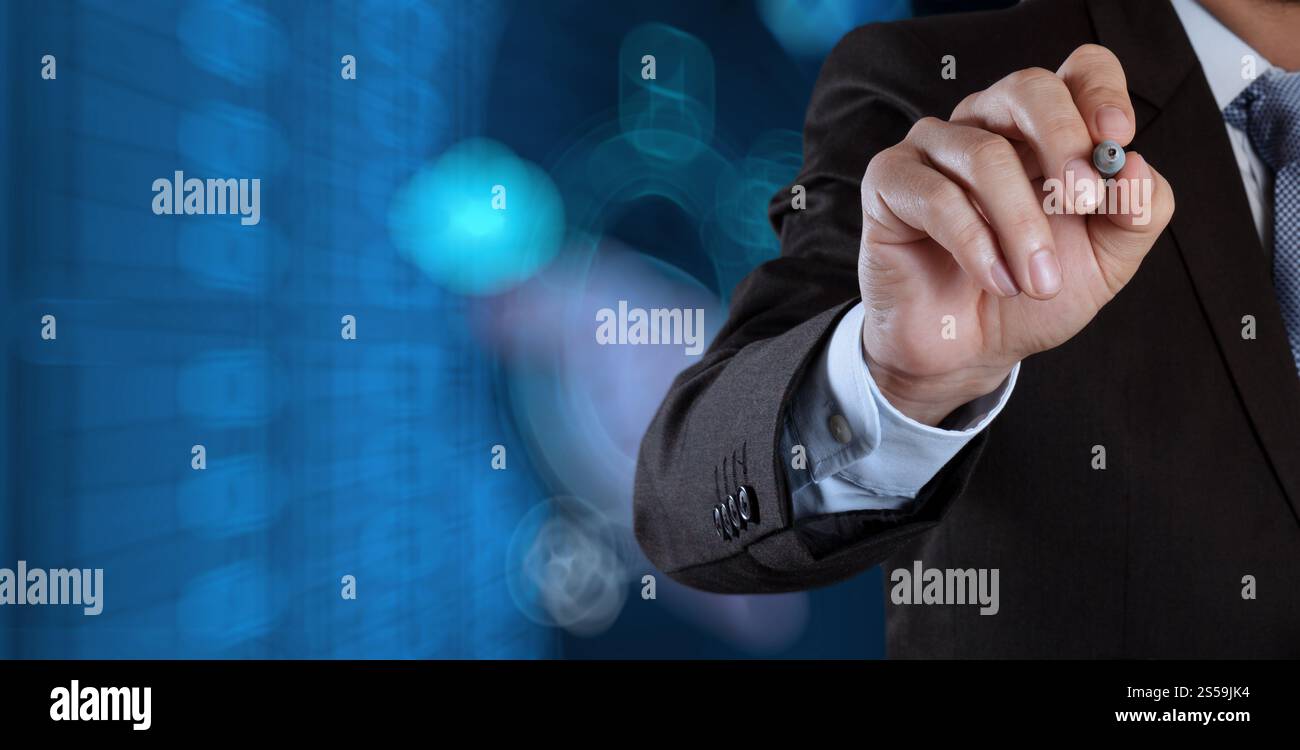 uomo d'affari che lavora con una nuova interfaccia per computer sala server background come concetto Foto Stock