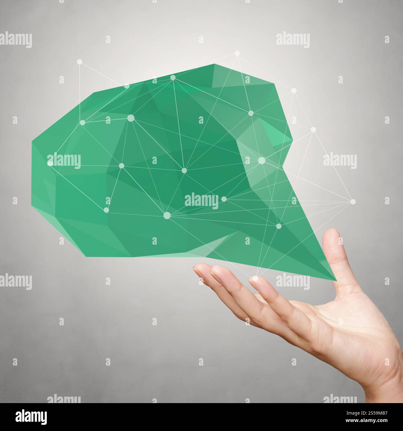 Mano che mostrano una bassa poli geometrica bolla del parlato con i social media struttura su sfondo bianco Foto Stock
