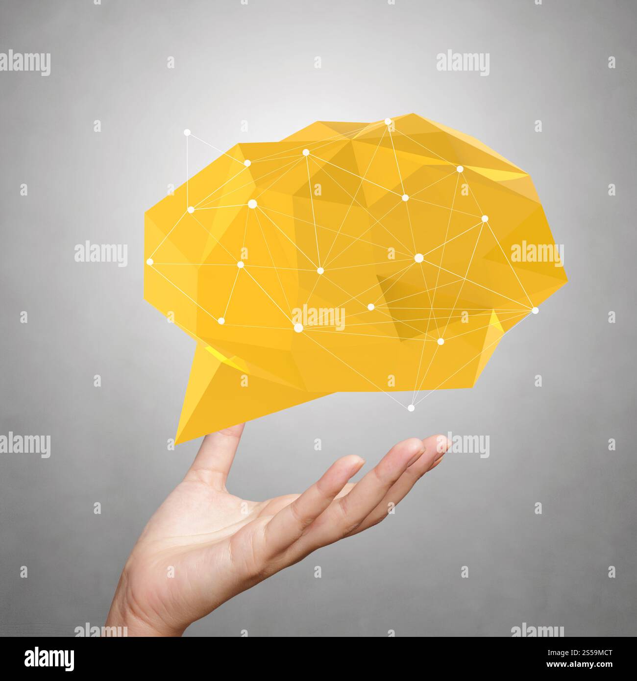 Mano che mostrano una bassa poli geometrica bolla del parlato con i social media struttura su sfondo bianco Foto Stock