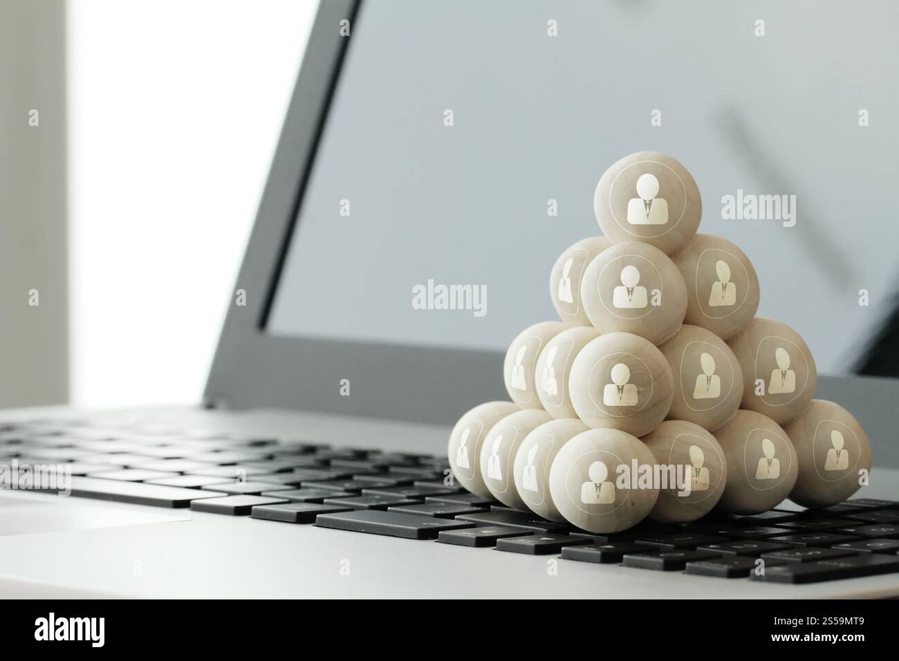 Leadership il concetto di business,persone icone sulle sfere di legno sul computer portatile Foto Stock