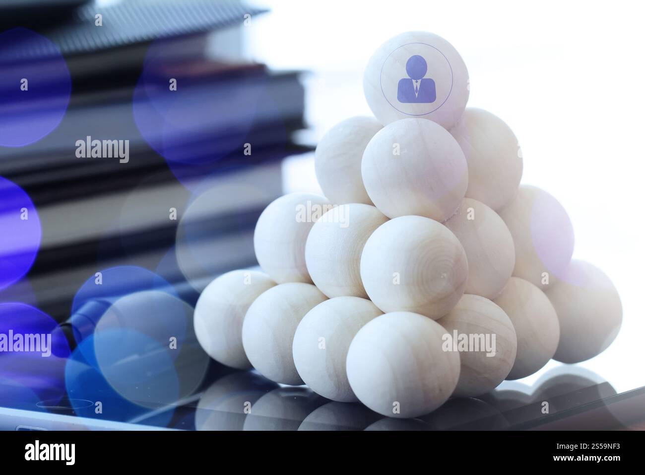 Leadership il concetto di business,persone icone sulle sfere di legno sulla tavoletta digitale computer Foto Stock