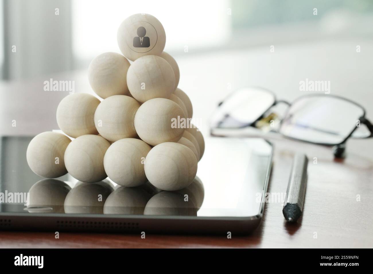 Leadership il concetto di business,persone icone sulle sfere di legno sulla tavoletta digitale computer Foto Stock