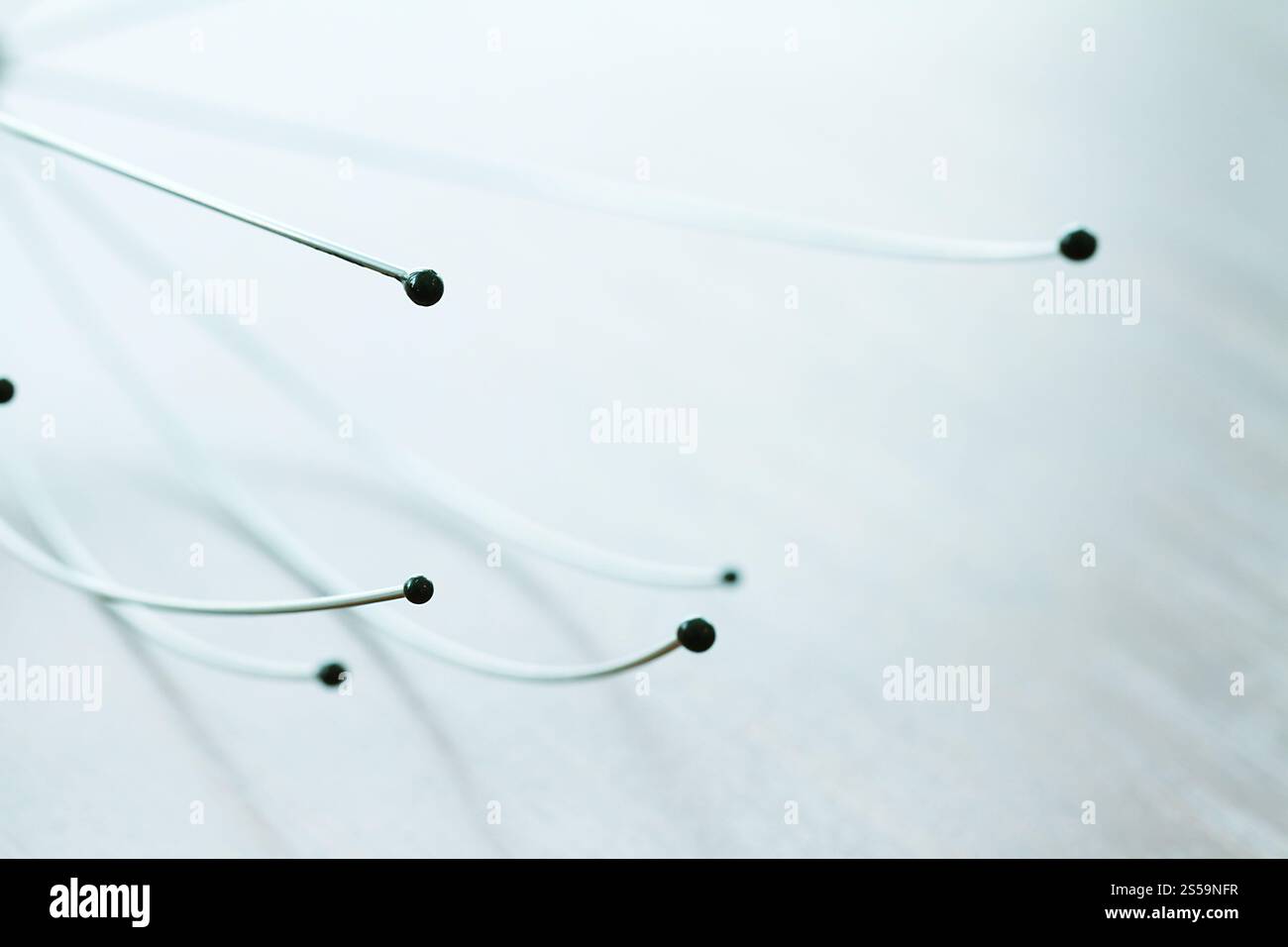 punto nero rotondo su filo d'acciaio come sfondo del concetto di social media Foto Stock
