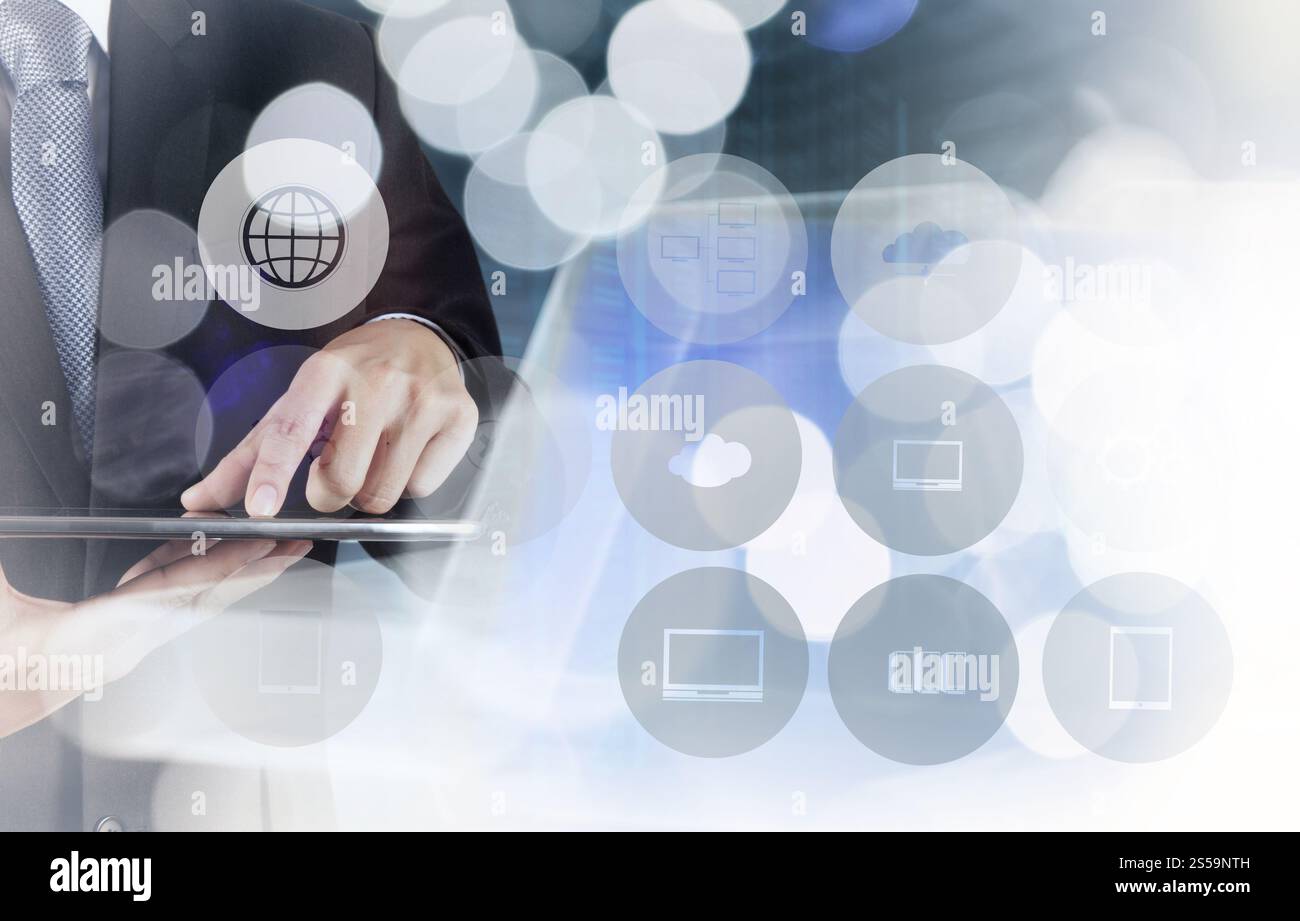 La doppia esposizione dell'uomo d'affari mostra le icone della tecnologia moderna come concetto Foto Stock