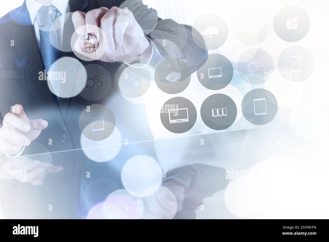 La doppia esposizione dell'uomo d'affari mostra le icone della tecnologia moderna come concetto Foto Stock
