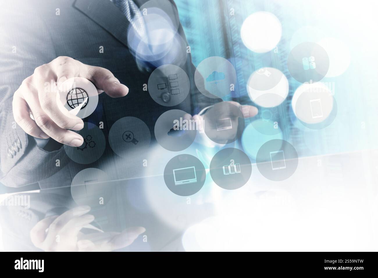 La doppia esposizione dell'uomo d'affari mostra le icone della tecnologia moderna come concetto Foto Stock