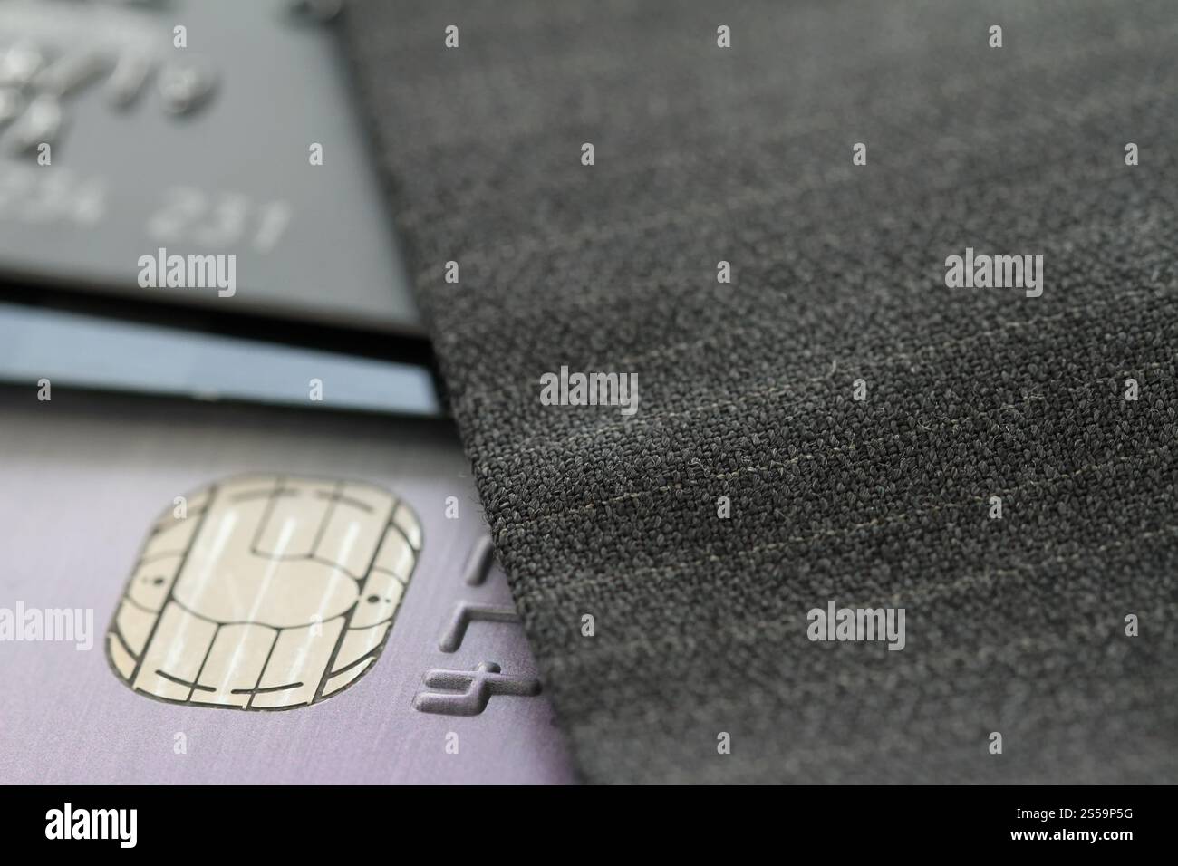 Carte di credito in molto poco profondo con messa a fuoco completo grigio sfondo Foto Stock