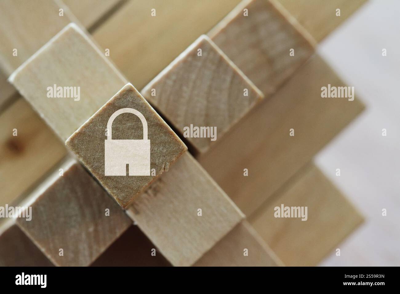 icona del lucchetto sul puzzle di legno cubico come concetto di business online di sicurezza internet Foto Stock