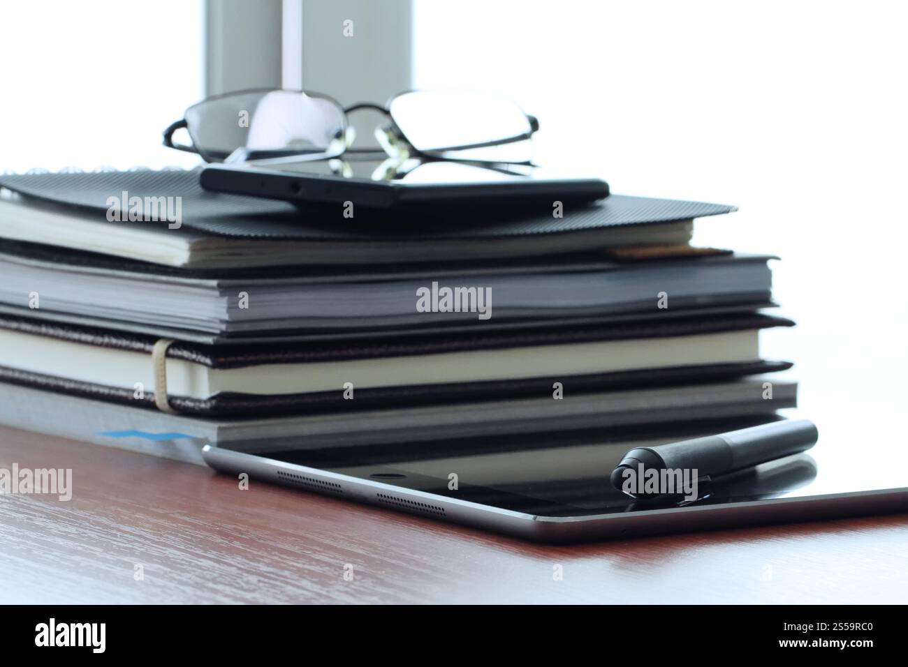 primo piano di tablet e stilo con la workstation per ufficio Foto Stock