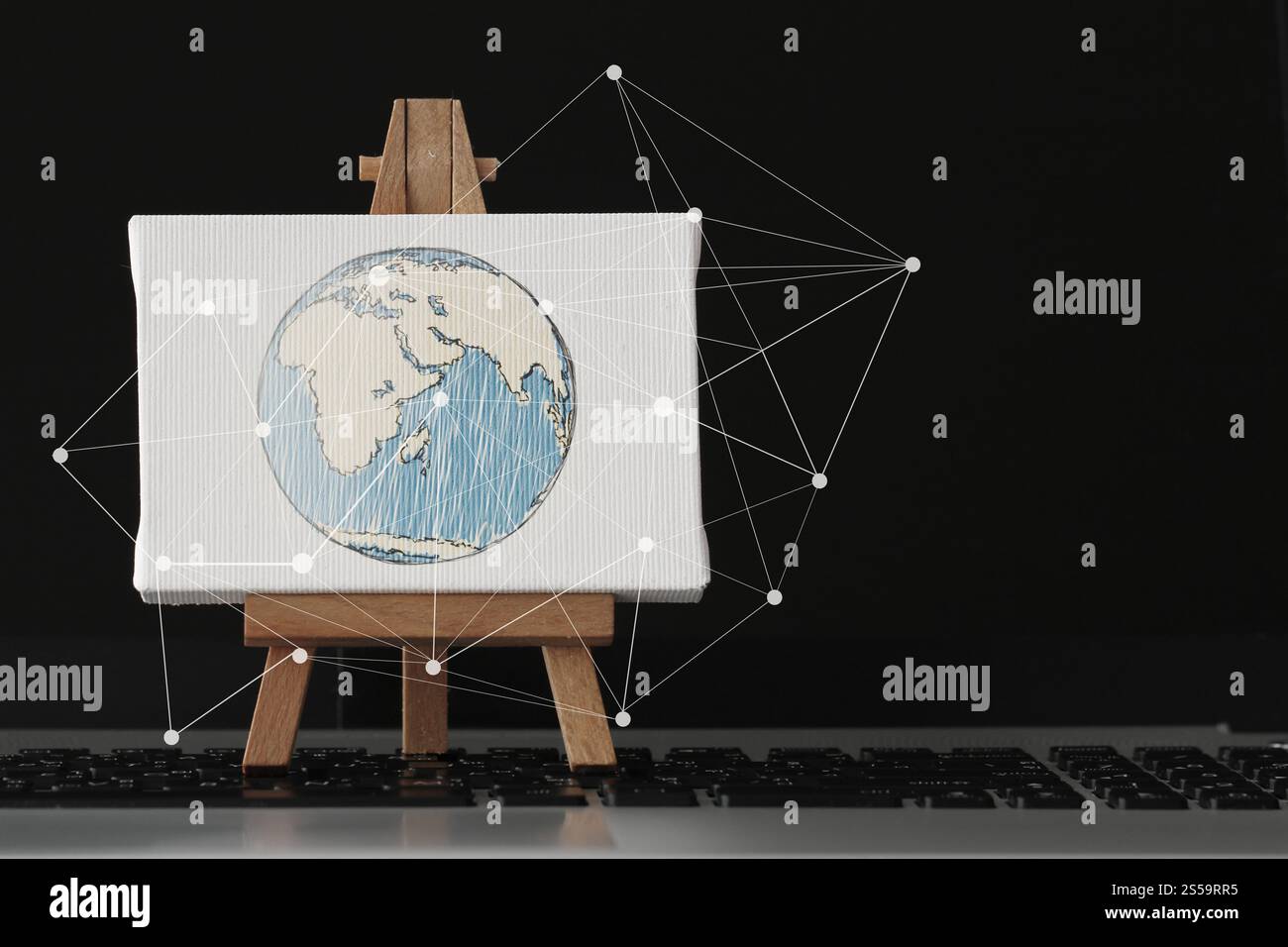 globo disegnato a mano con diagramma di social network su tela e cavalletto in legno sul computer portatile come concetto Foto Stock