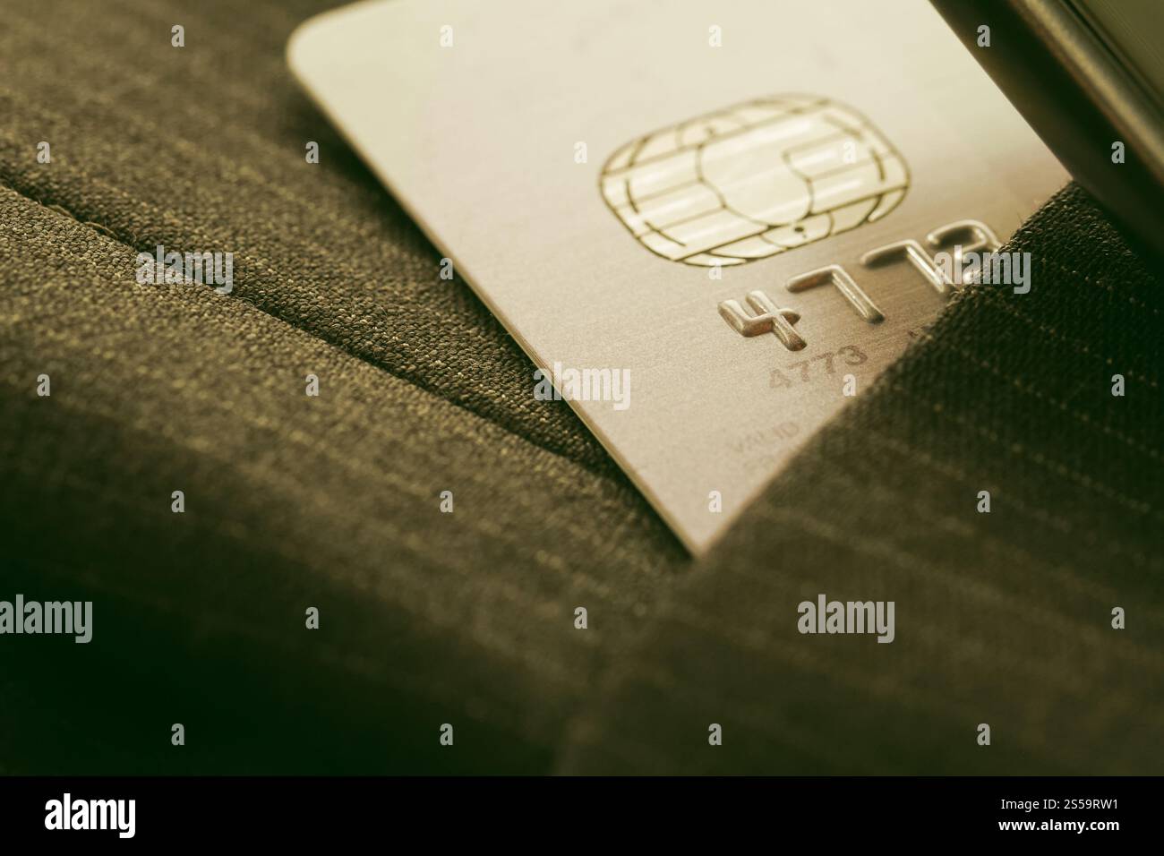 Carte di credito in molto poco profondo con messa a fuoco completo grigio sfondo Foto Stock