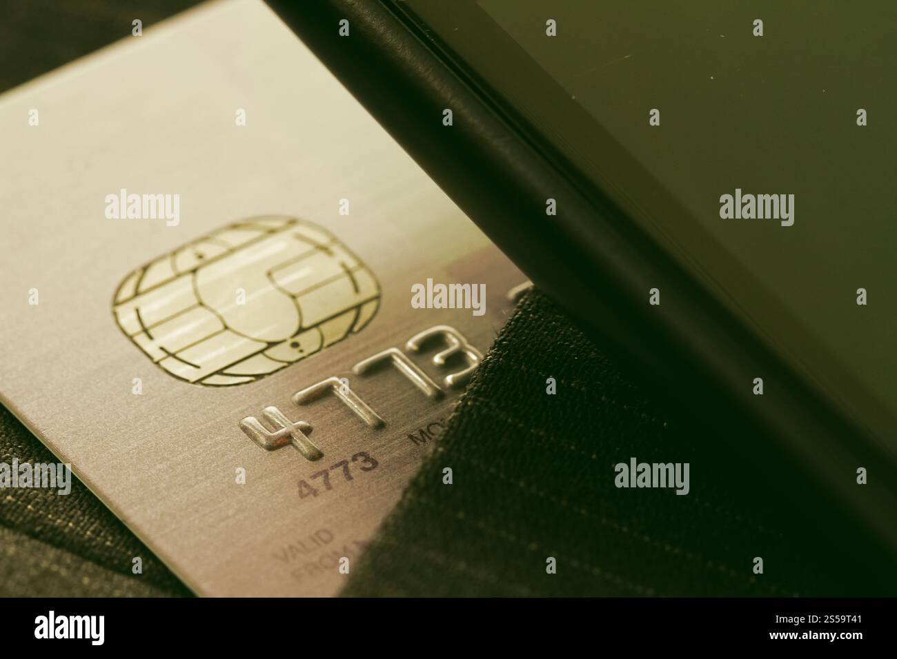 Carte di credito in molto poco profondo con messa a fuoco completo grigio sfondo Foto Stock