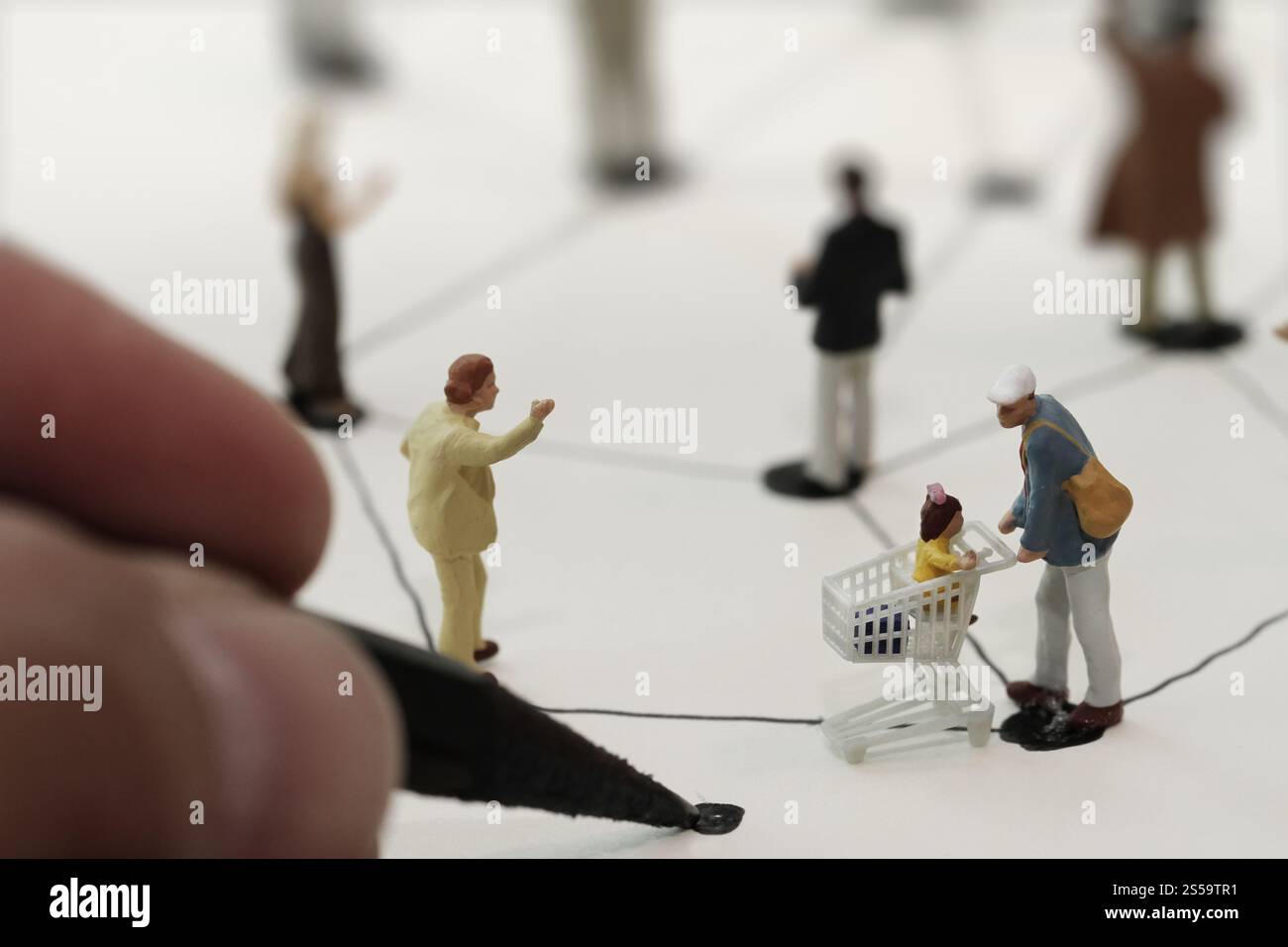 Close up di persone in miniatura con disegno a mano sociale schema di rete sul notebook aperto sulla scrivania di legno come i social media conept Foto Stock