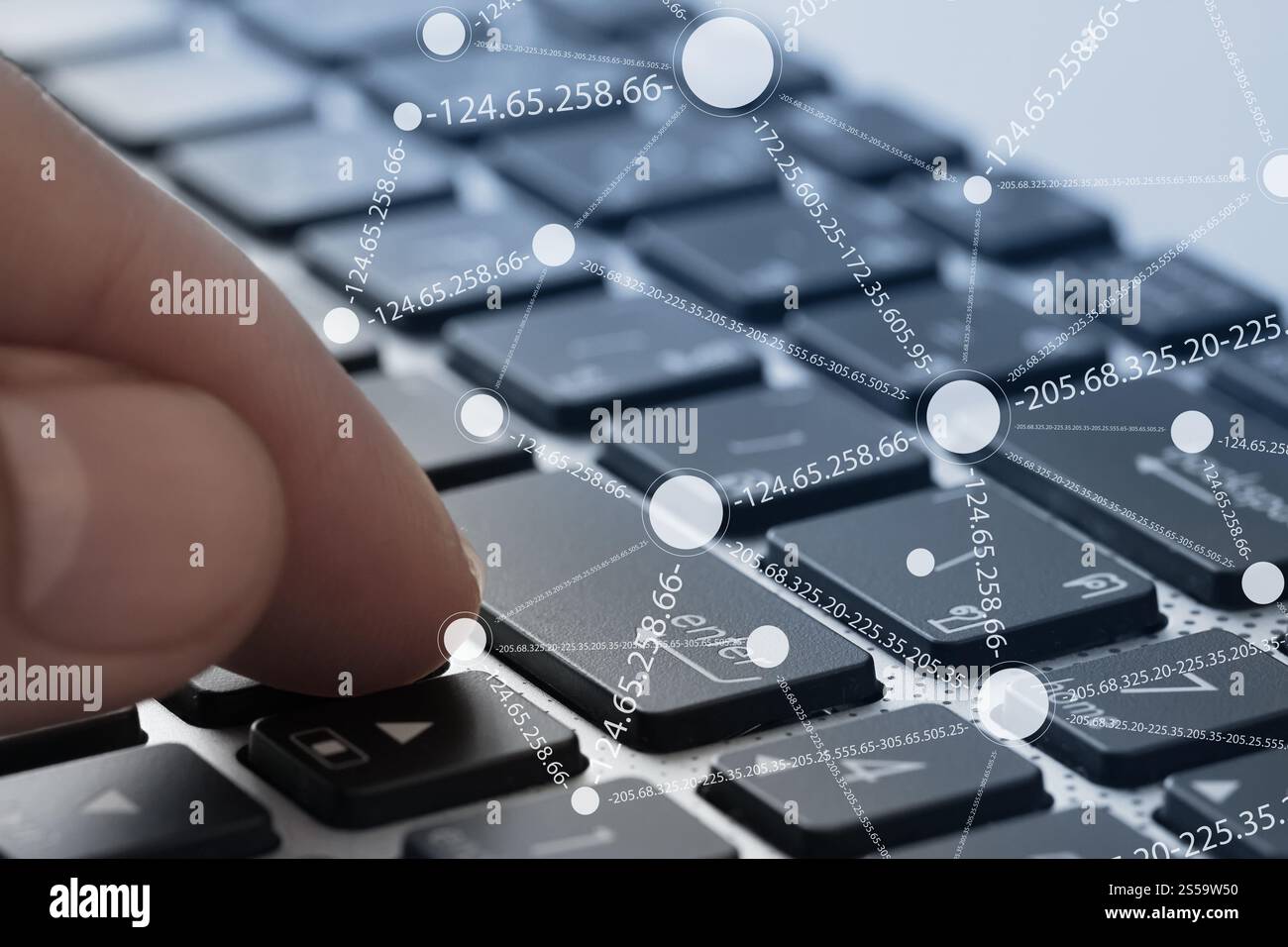 Close up di business uomo al lavoro su un computer portatile con i social media diagramma come concetto Foto Stock