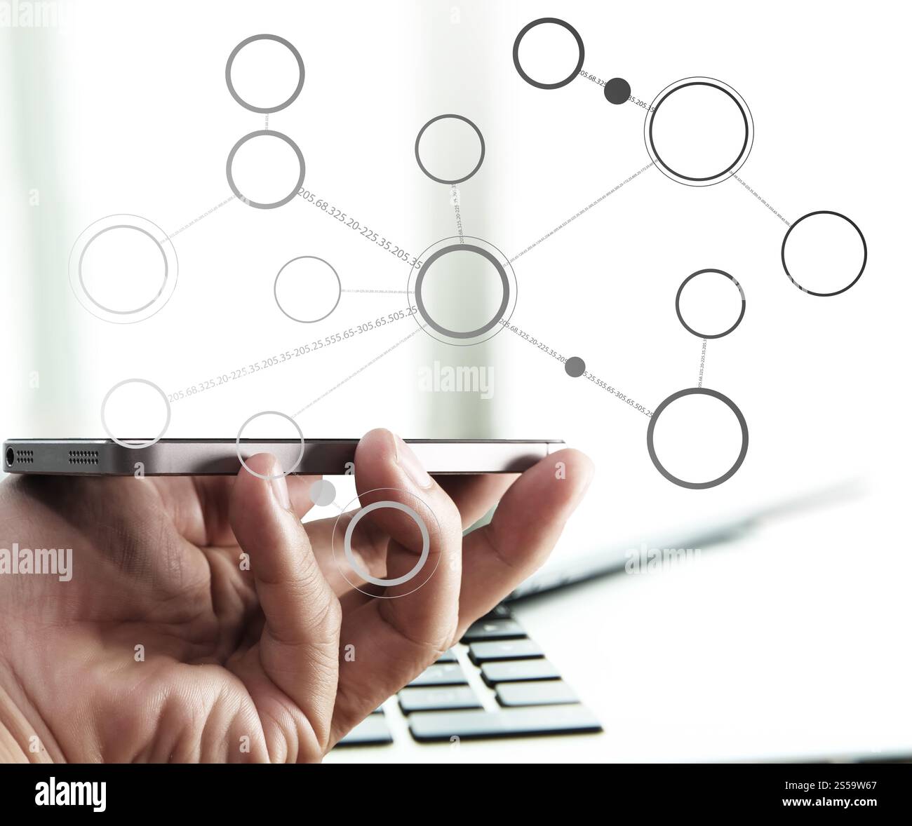 Mano che tiene il telefono cellulare con i social media schema rete- concetto di comunicazione in rete Foto Stock