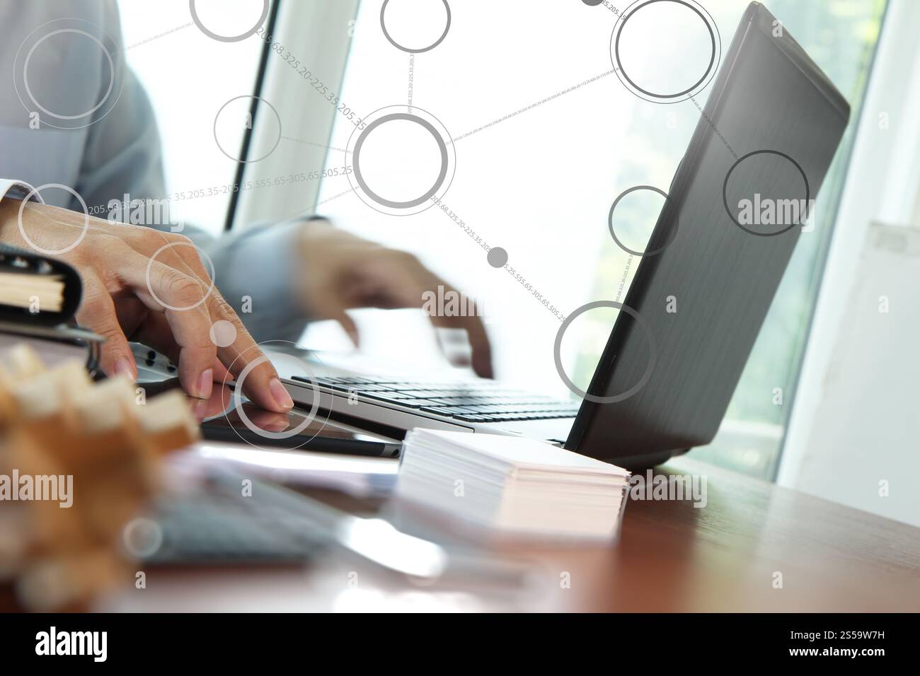 Primo piano di un uomo d'affari che lavora su un computer portatile con un diagramma dei social media su una scrivania di legno come concetto Foto Stock