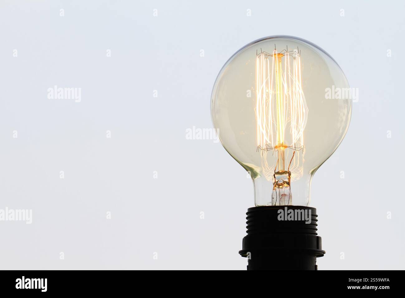 Vintage lampadina con copia spazio come concetto creativo Foto Stock