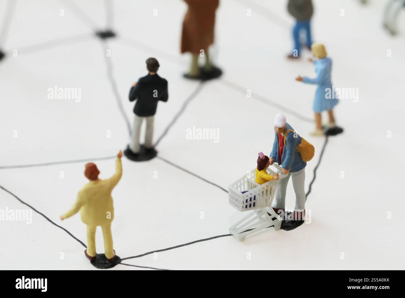 Close up di persone in miniatura con sociale schema di rete sul notebook aperto sulla scrivania di legno come i social media concept Foto Stock