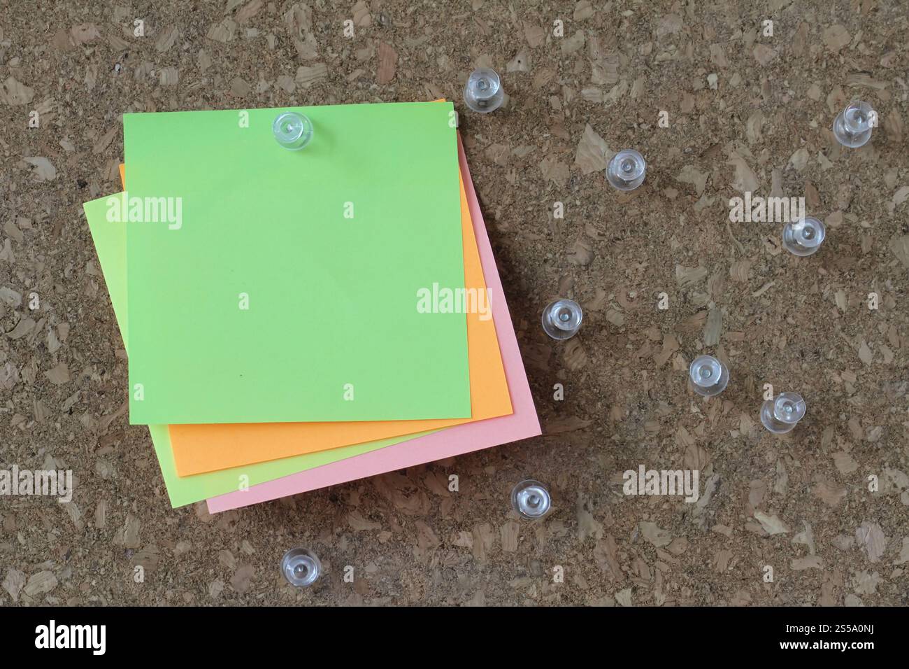 Pin stampato e fustellato nota adesiva sulla bacheca di sughero come concetto Foto Stock