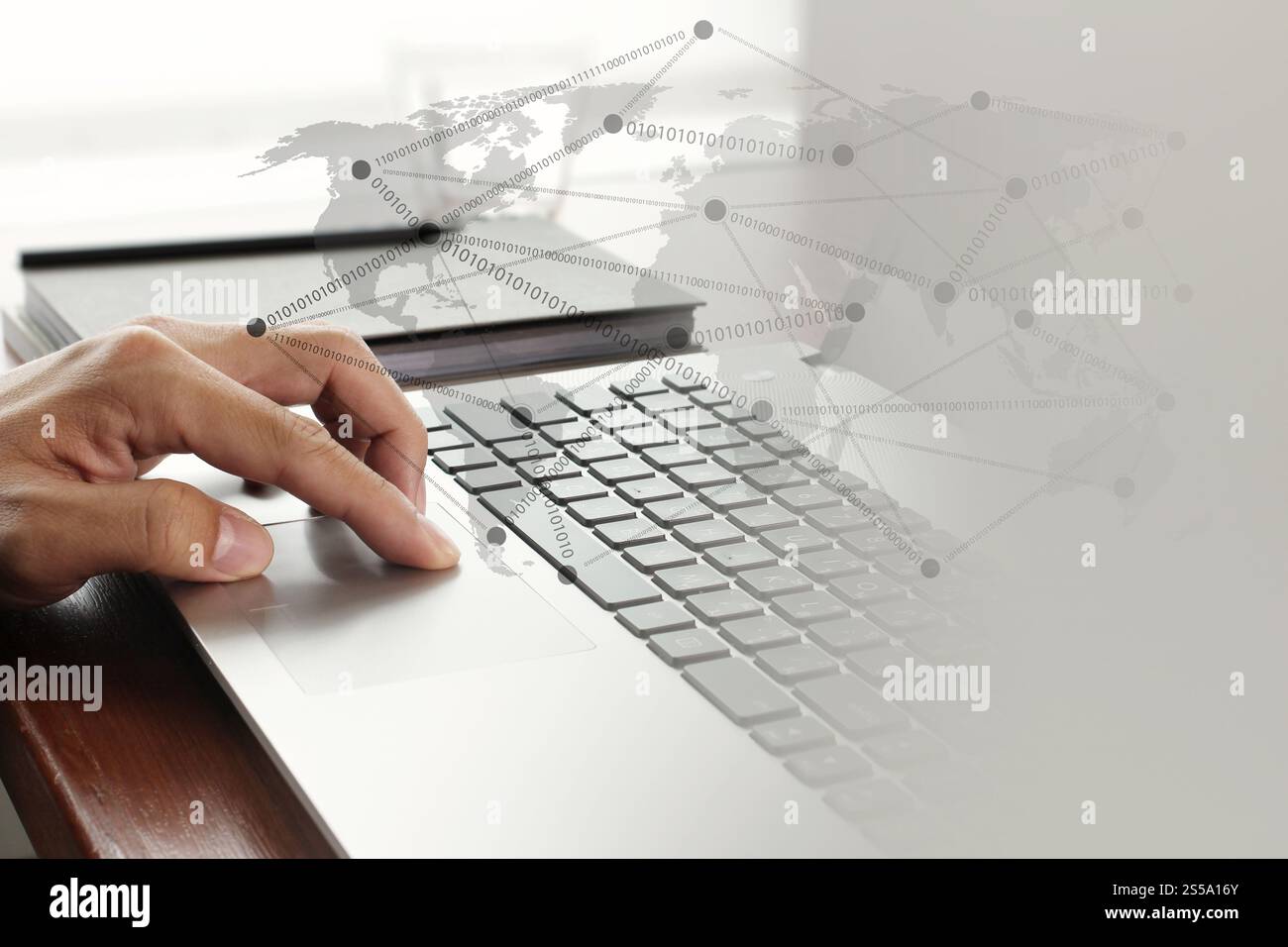 Primo piano di un uomo d'affari che lavora su un computer portatile con un diagramma di social network su una scrivania di legno come concetto Foto Stock