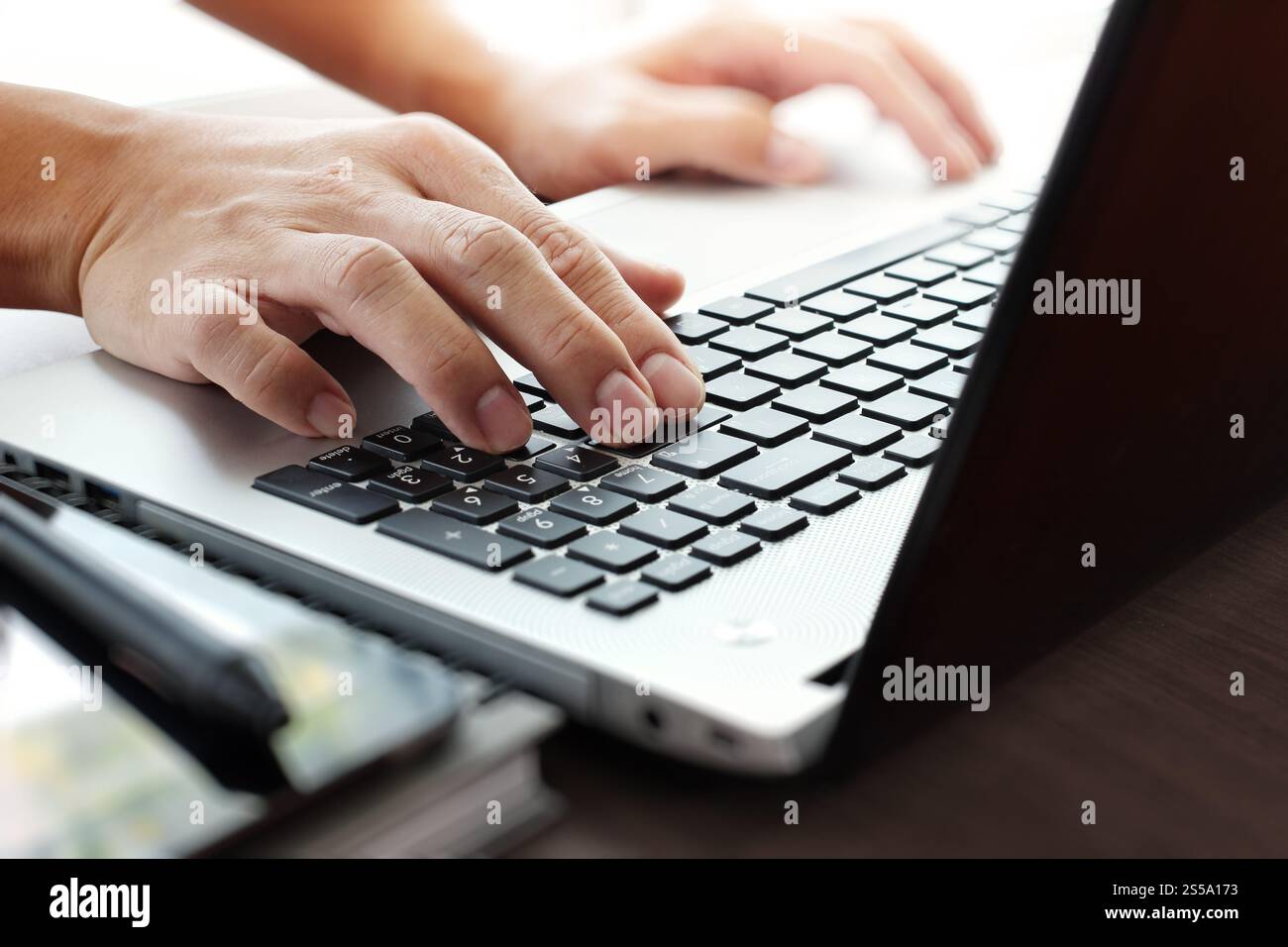 Close up di business man lavorando sul computer laptop sulla scrivania di legno come concetto Foto Stock