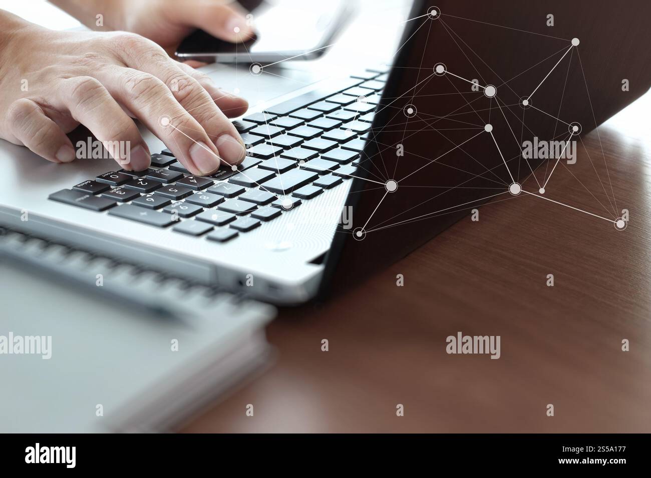 Primo piano di un uomo d'affari che lavora su un computer portatile con un diagramma di social network su una scrivania di legno come concetto Foto Stock