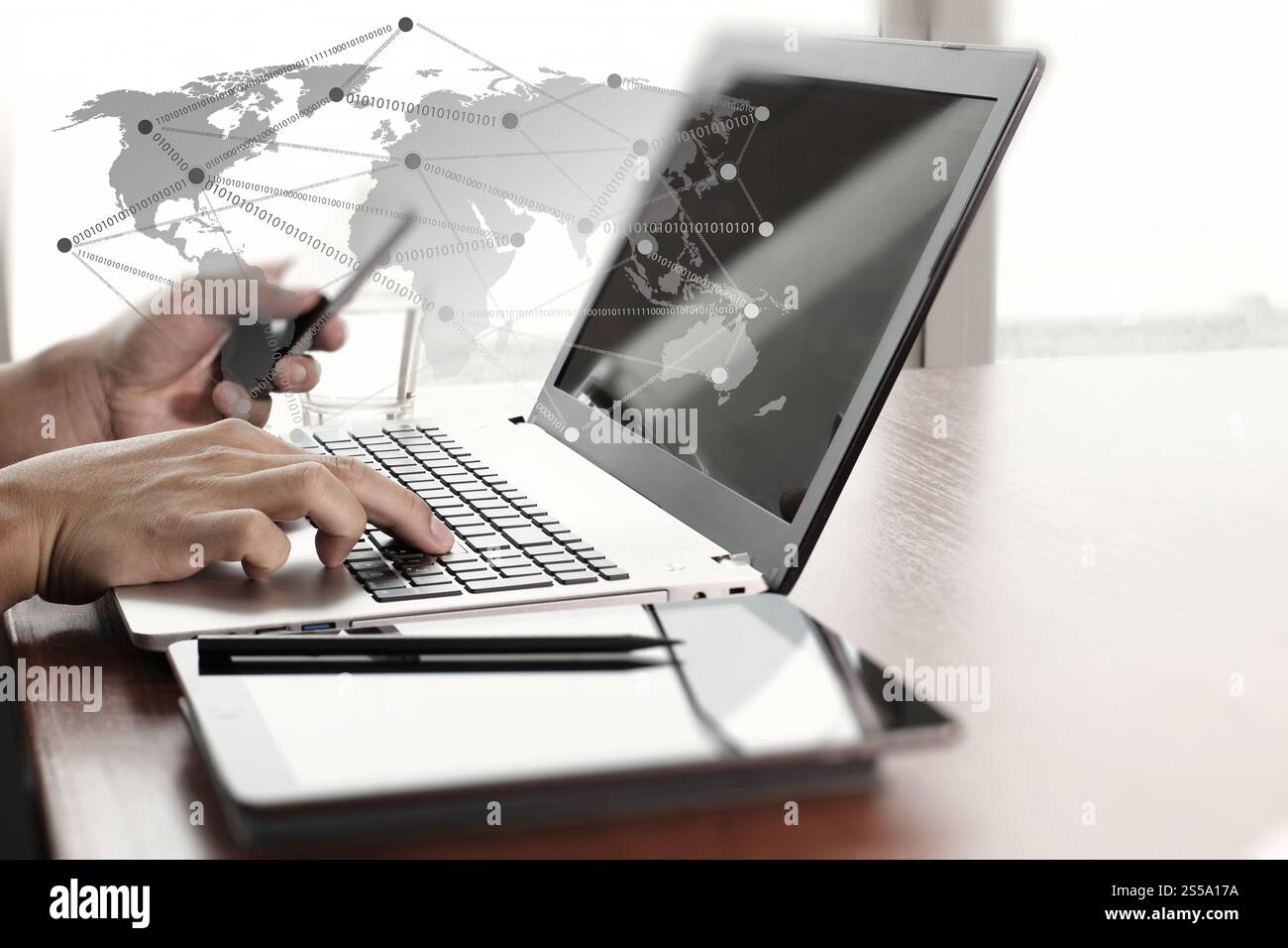 Primo piano di un uomo d'affari che lavora su un computer portatile con un diagramma di social network su una scrivania di legno come concetto Foto Stock