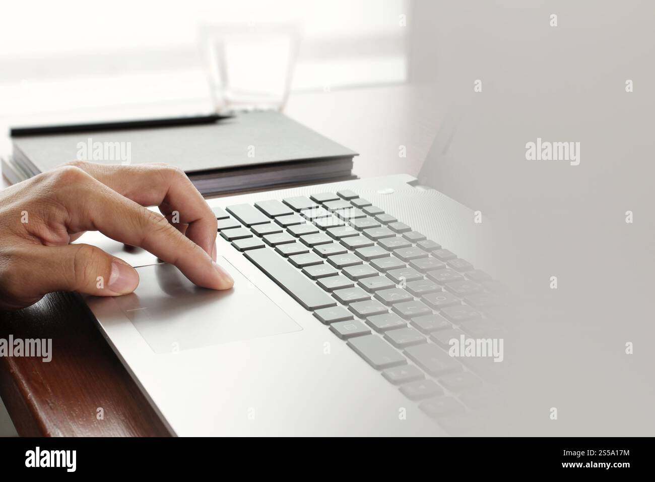 Close up di business man lavorando sul computer laptop sulla scrivania di legno come concetto Foto Stock