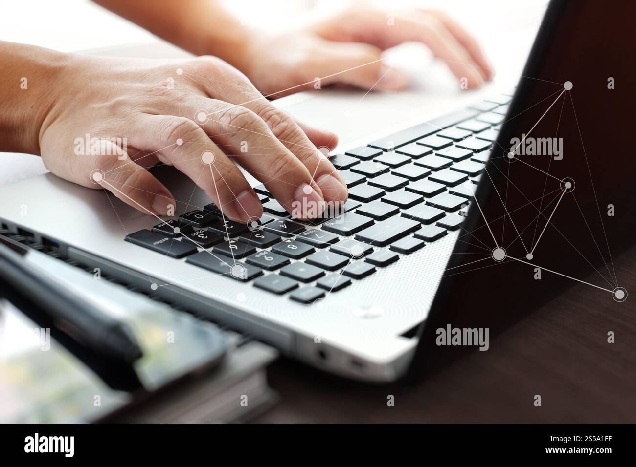 Primo piano di un uomo d'affari che lavora su un computer portatile con un diagramma di social network su una scrivania di legno come concetto Foto Stock