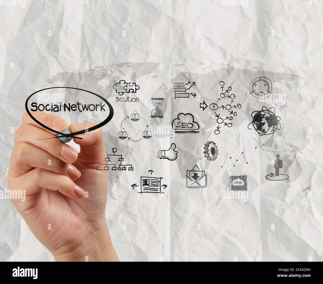 Disegno a mano i social media icona con accartocciata riciclare carta background come concetto Foto Stock