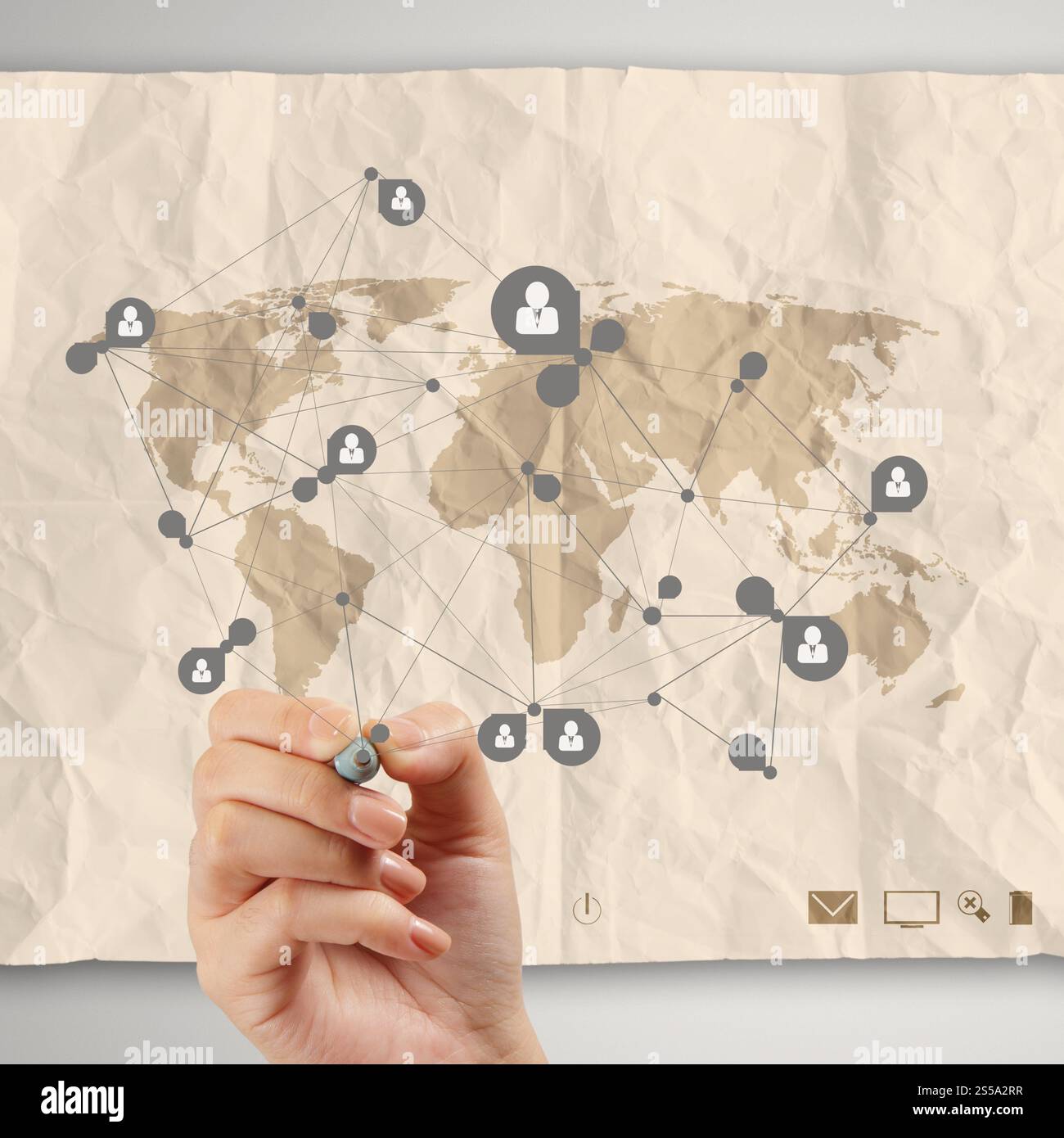 Disegno a mano i social media icona con accartocciata riciclare carta background come concetto Foto Stock