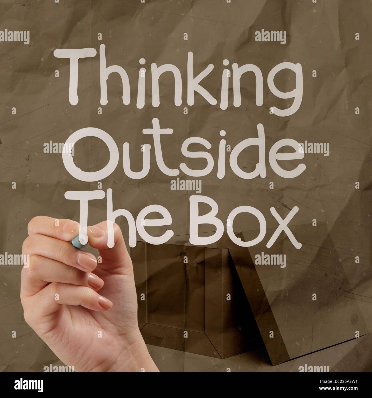 Pensando al di fuori di te box su carta sgualcita come concetto Foto Stock
