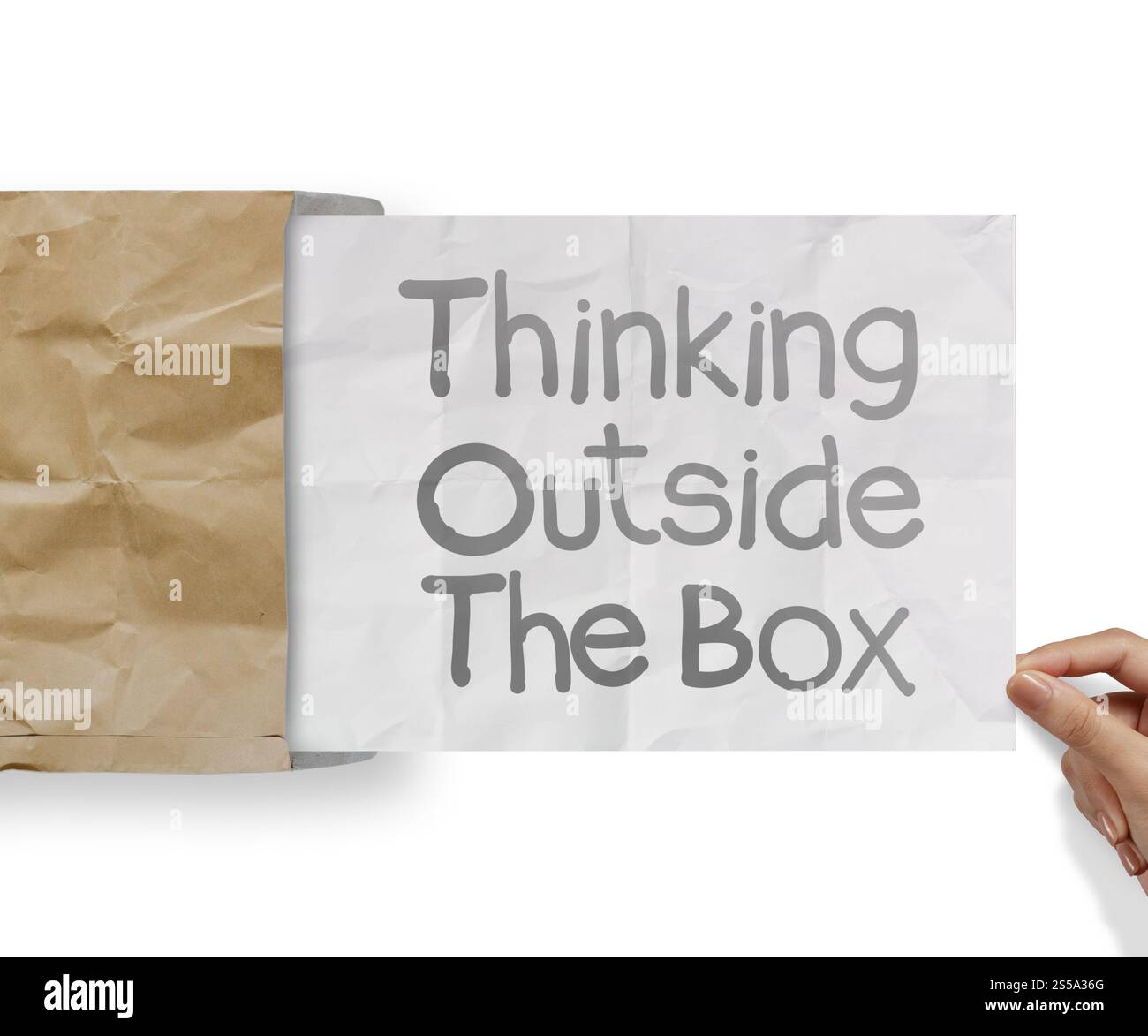Pensando al di fuori di te box su carta sgualcita come concetto Foto Stock