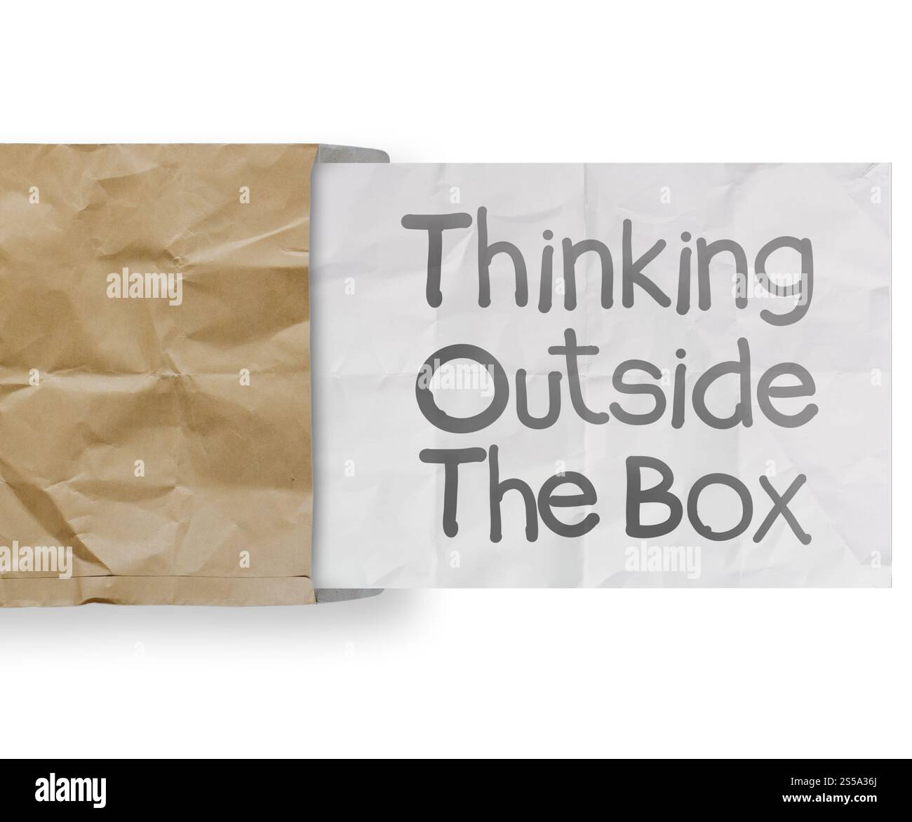 Pensando al di fuori di te box su carta sgualcita come concetto Foto Stock