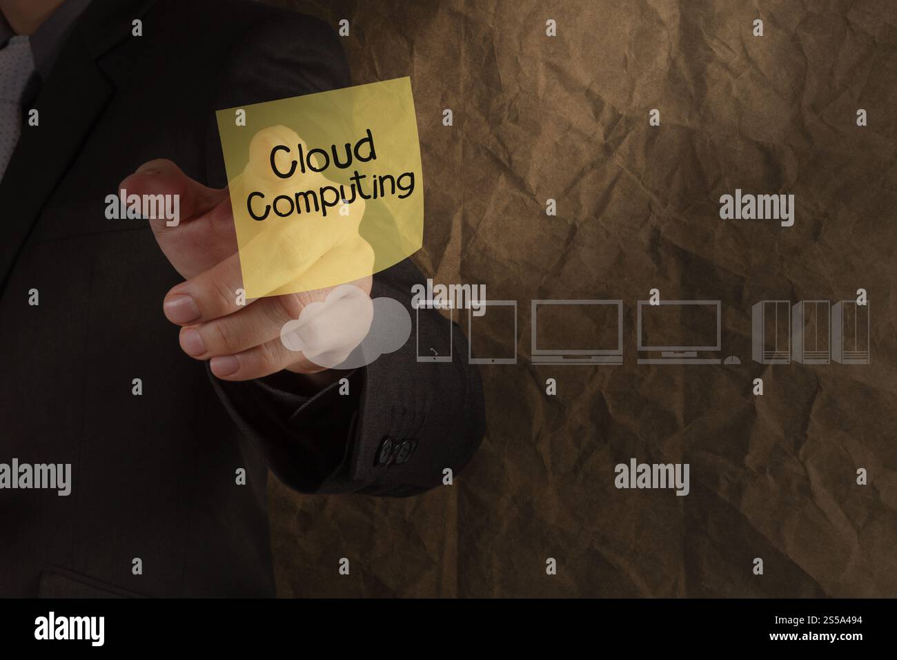 Imprenditore punto a mano il cloud computing su una nota adesiva con icone accartocciata riciclare carta background come concetto Foto Stock