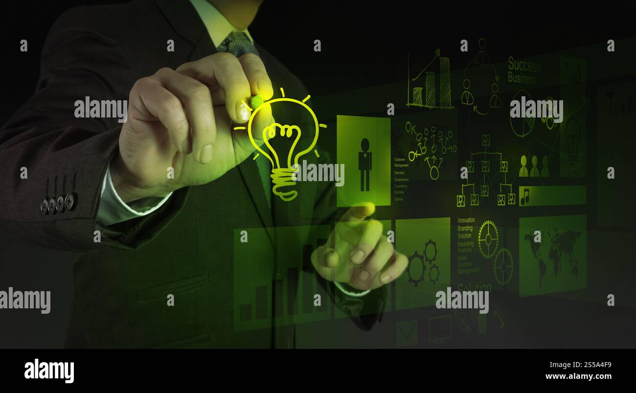 Imprenditore disegna a mano lampadina con la nuova interfaccia del computer come soluzione la concezione di business Foto Stock