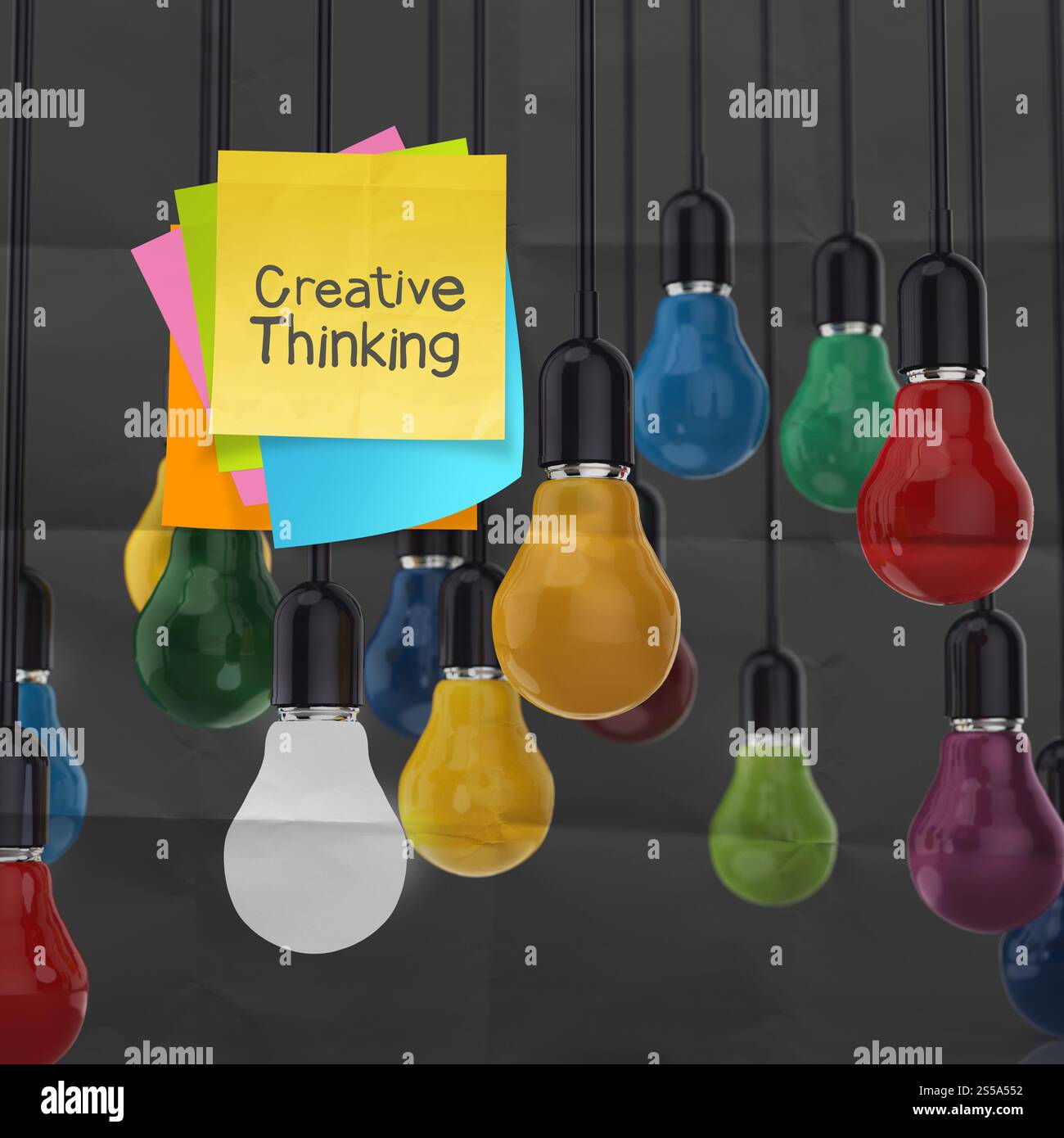 appiccicoso con una lampadina a forma di parola creativa su carta sgualcita come concetto creativo Foto Stock