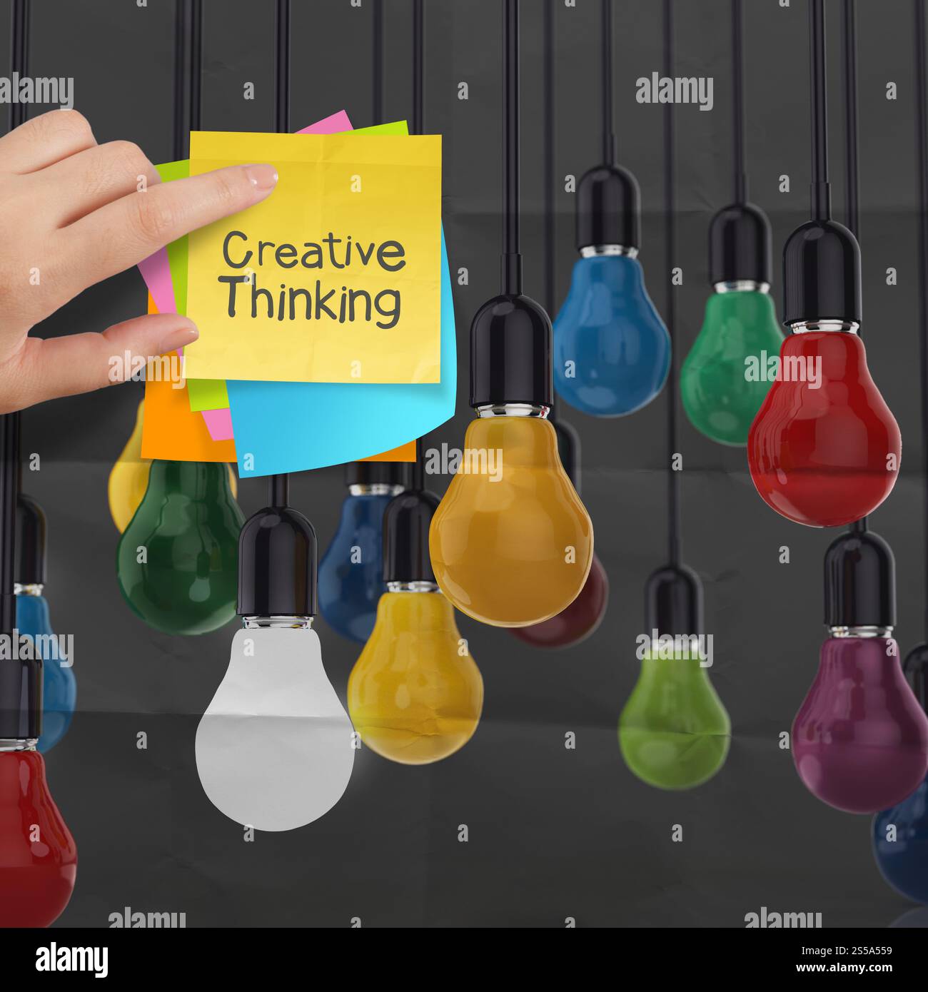 appiccicoso con una lampadina a forma di parola creativa su carta sgualcita come concetto creativo Foto Stock