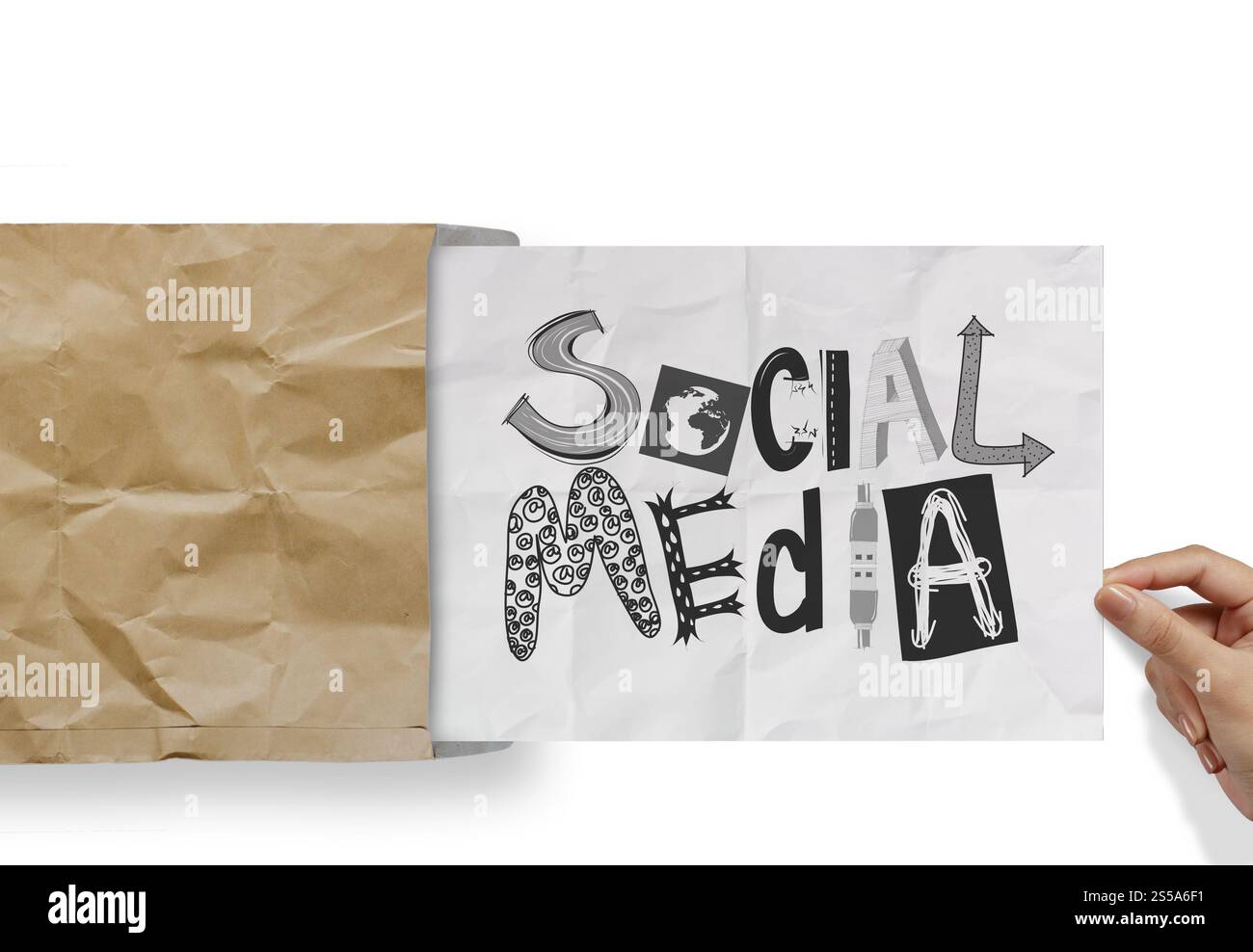 Estrazione manuale della carta sgualcita dalla busta con la parola di design SOCIAL MEDIA come concetto Foto Stock