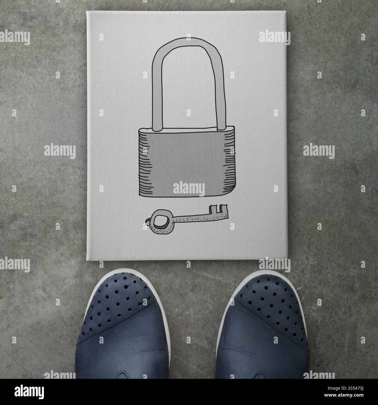 Disegnato a mano con lucchetto e chiave su una tavola di tela davanti ai piedi dell'uomo d'affari come concetto di sicurezza Foto Stock